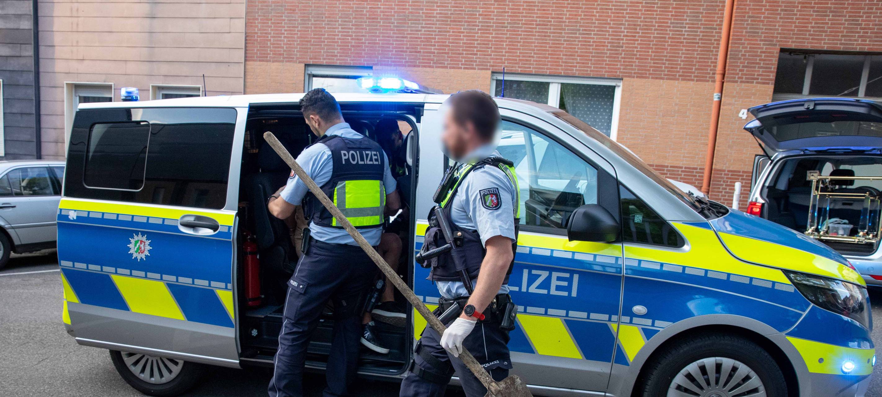 Menschen flüchten in Essen mit Autos nach Schlägerei - Angriffe mit Schaufel