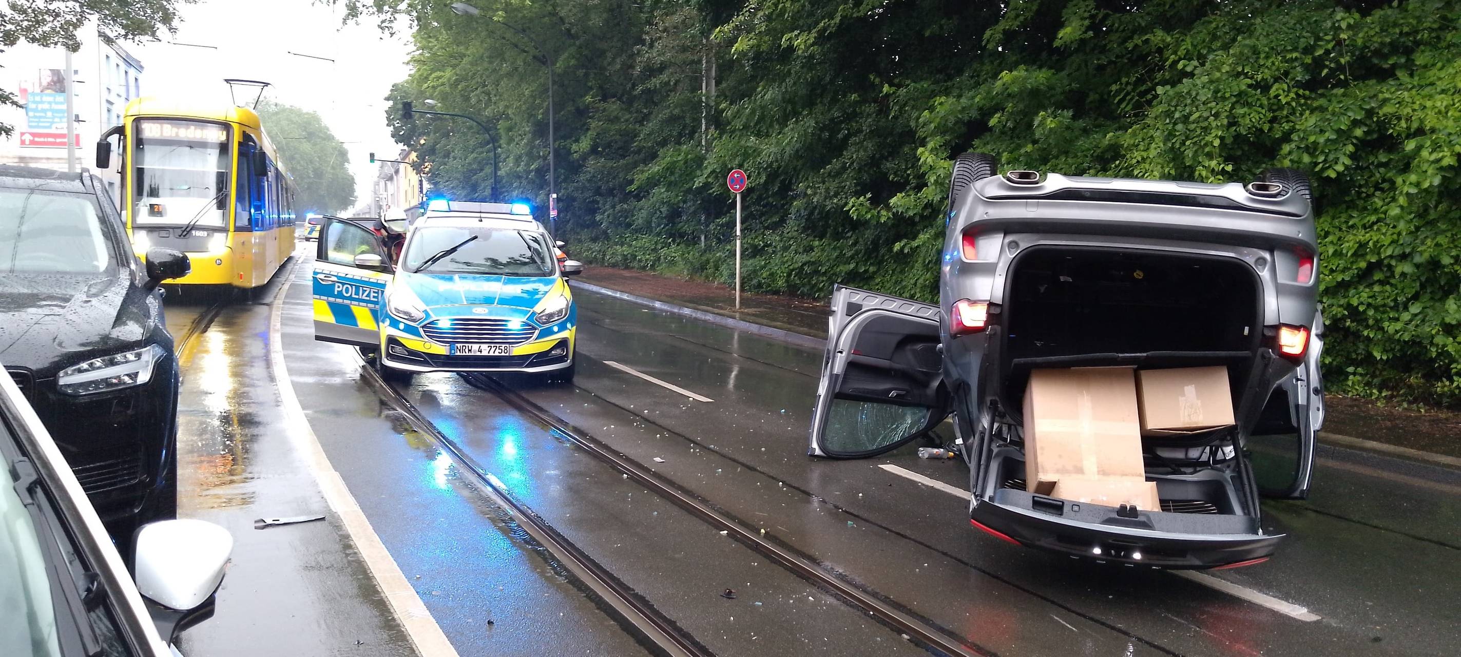 Starkregen in Essen sorgt für Aquaplaning und Unfälle
