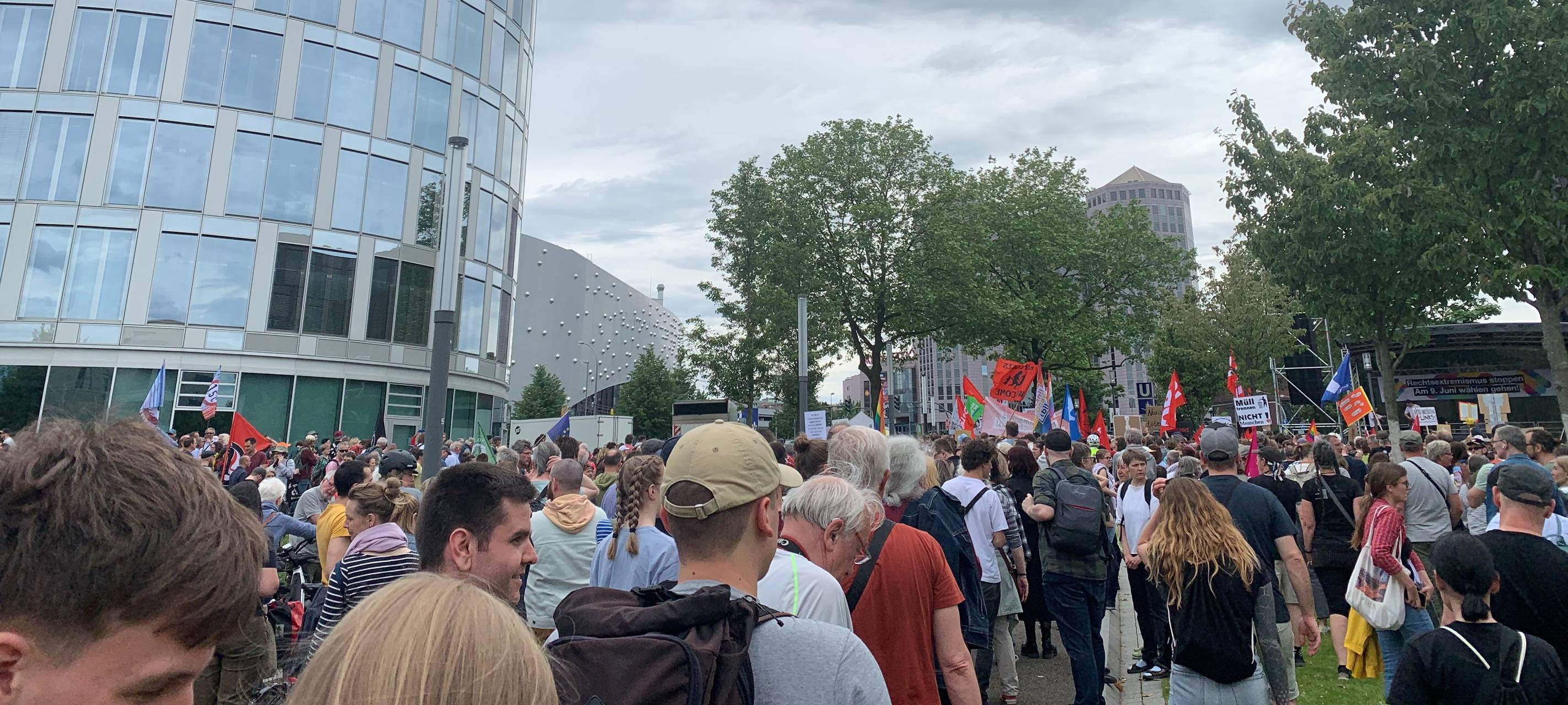 Tausende Menschen in Essen gegen Rechts auf der Straße