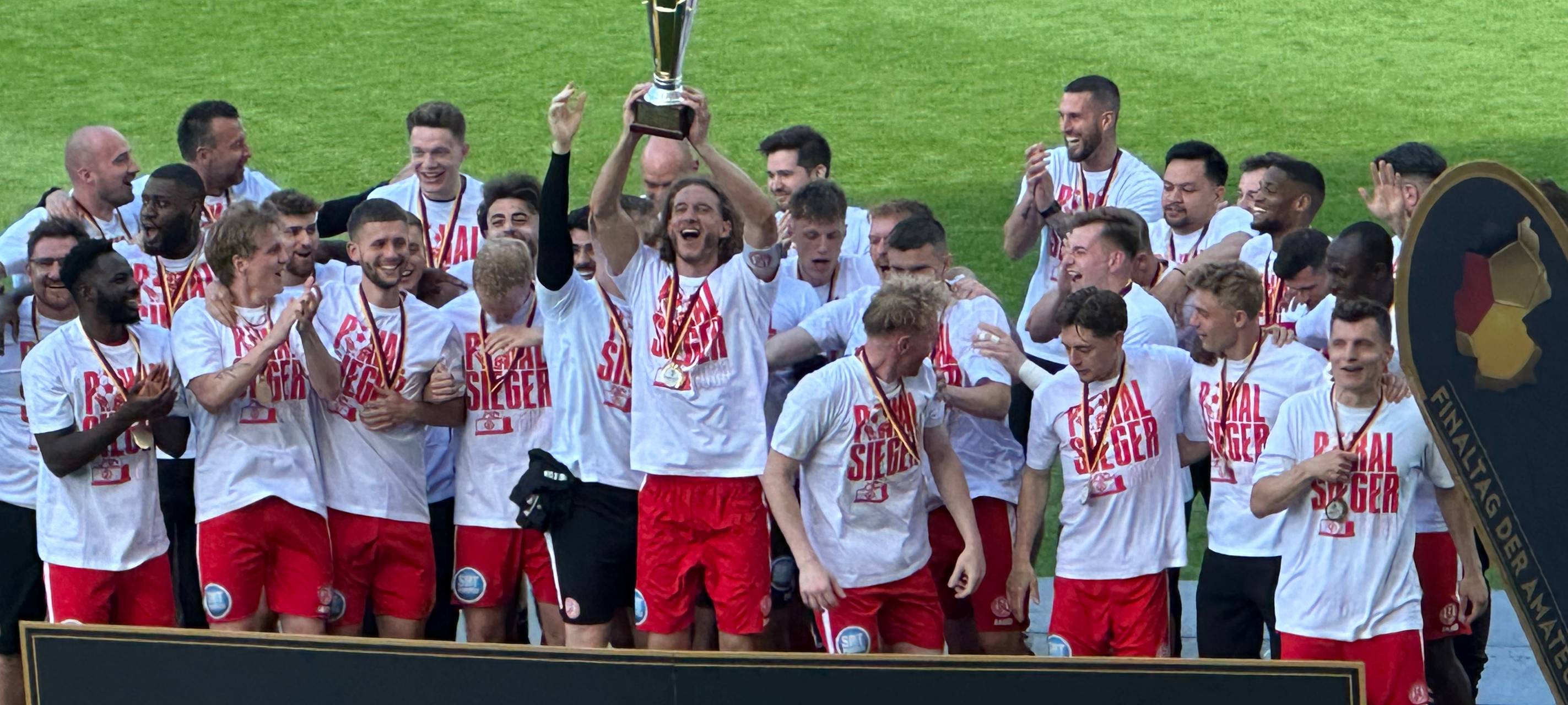 Rot-Weiss Essen feiert Pokalsieg gegen Oberhausen