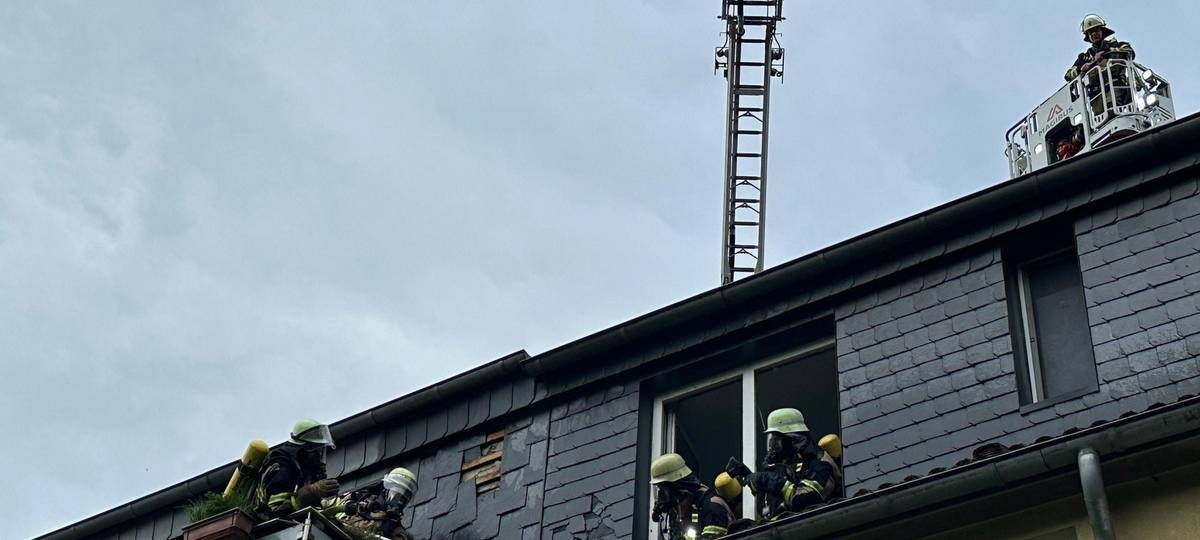 Feuerwehr Essen rückt zu brennendem Dach aus