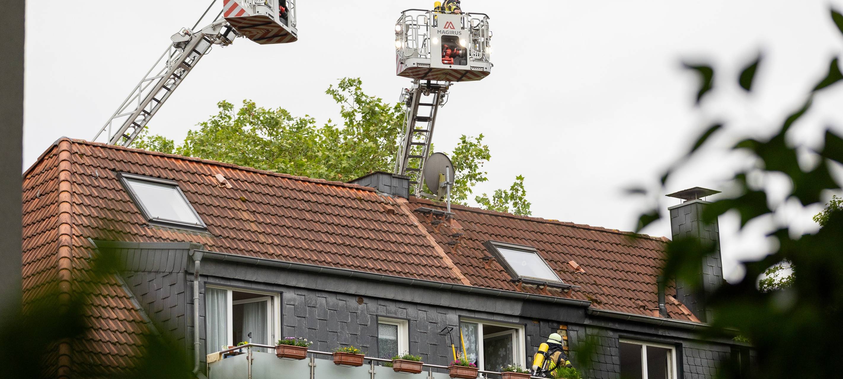 Feuerwehr Essen rückt zu brennendem Dach aus