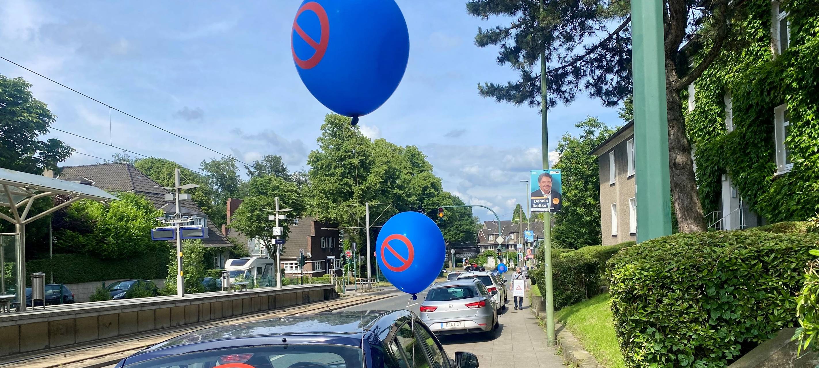 Falschparker in Essen mit Luftballons markiert
