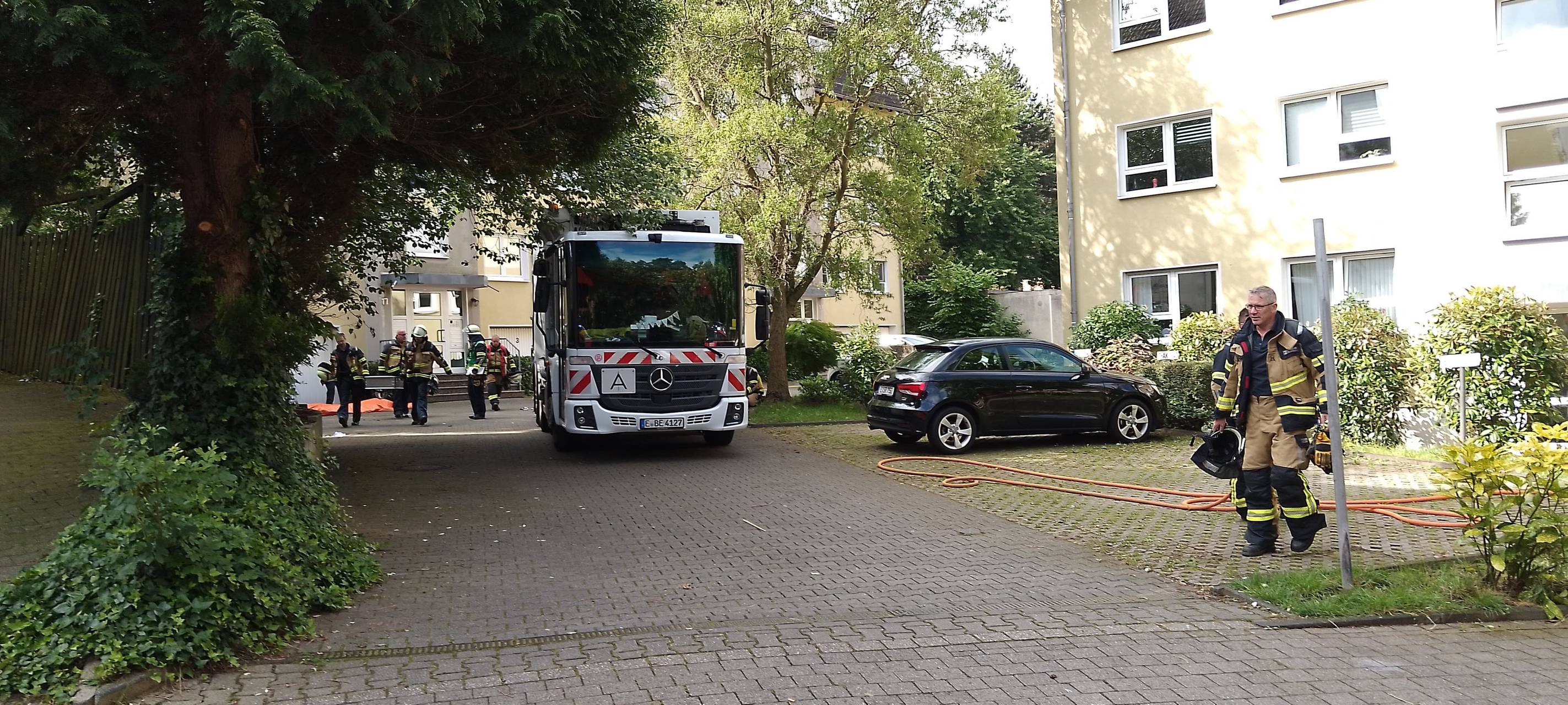 Feuerwehr Essen befreit eingeklemmten Müllmann