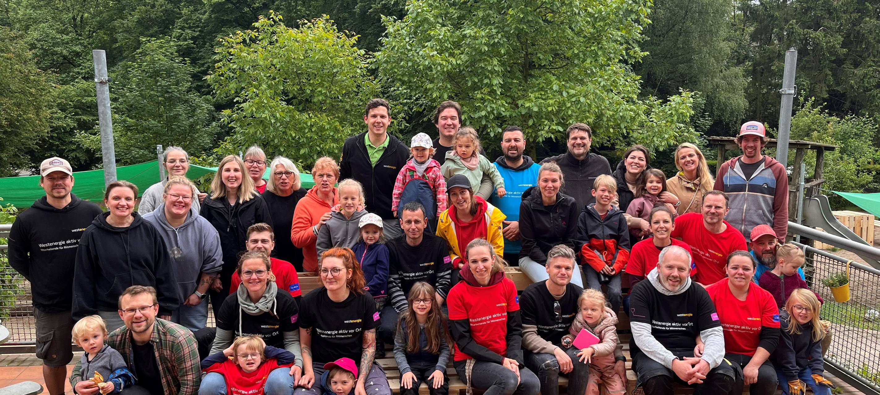 Kita in Essen renoviert Garten - freiwillige Helfer bauen Möbel