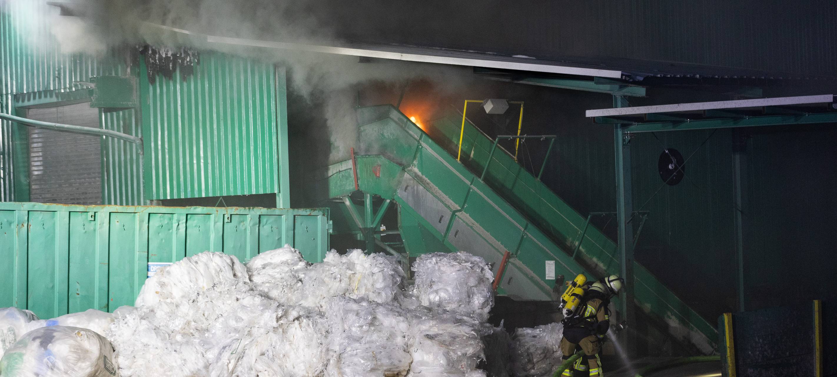 Brand in Essen auf Recyclinghof für Papier