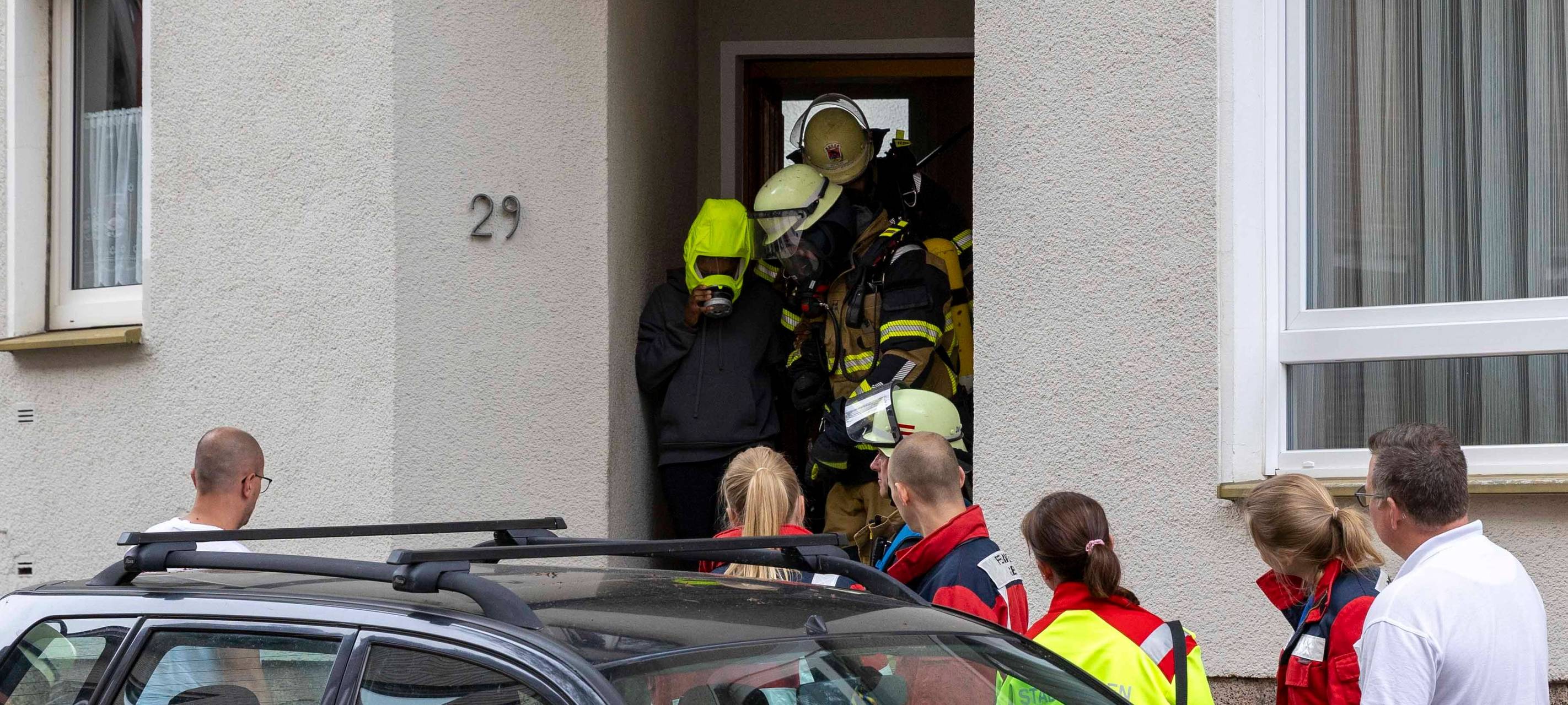 Feuerwehr Essen rettet Person aus verrauchter Wohnung