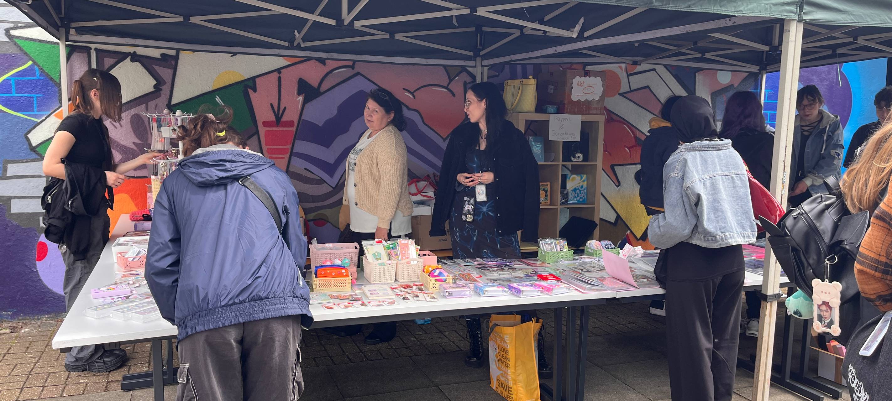 Verkaufsstände auf dem Hof