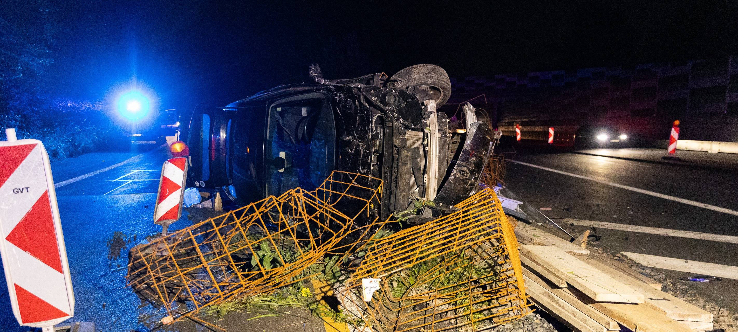 Unfall in Essen: Auto kippt auf die Seite - Totalschaden