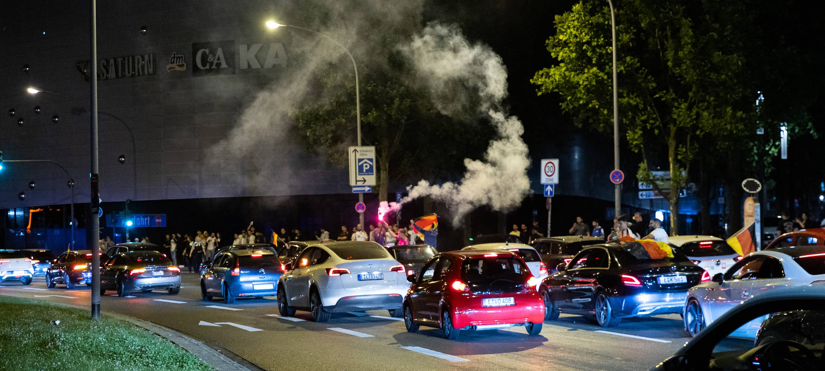 Fußballfans in Essen feiern mit Autokorso
