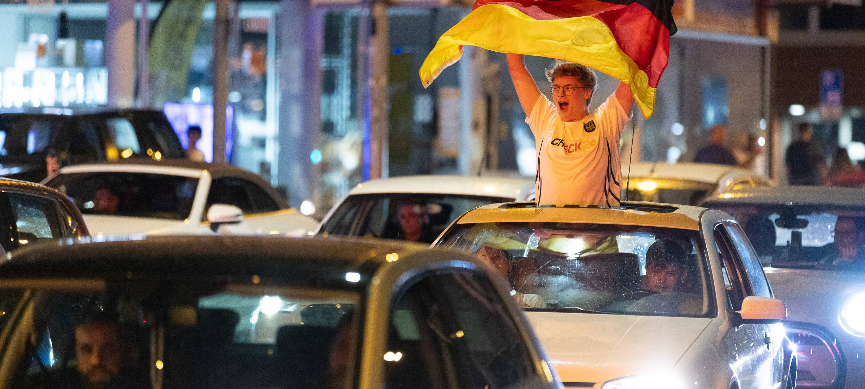 Fußballfans in Essen feiern mit Autokorso