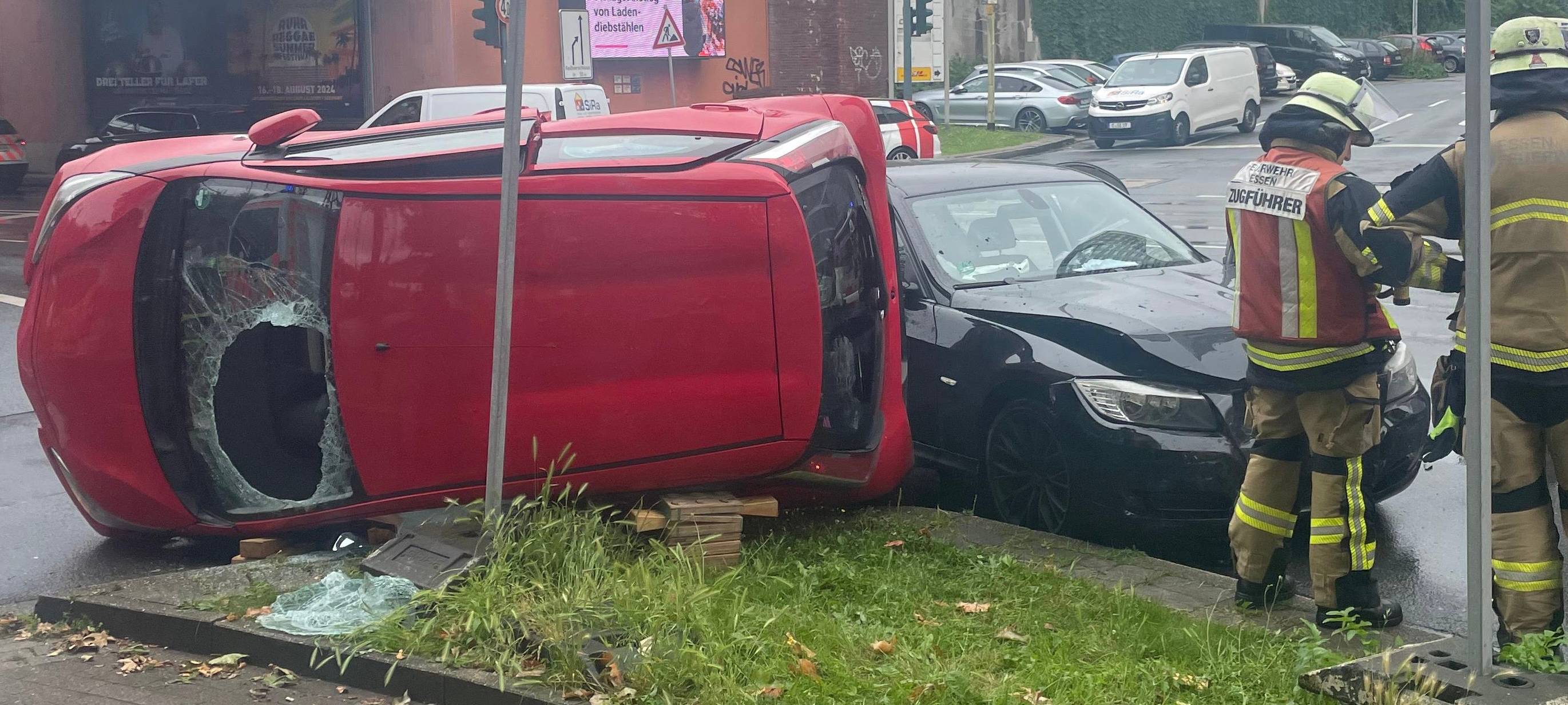 Schwerer Unfall in Essen: Auto auf der Seite