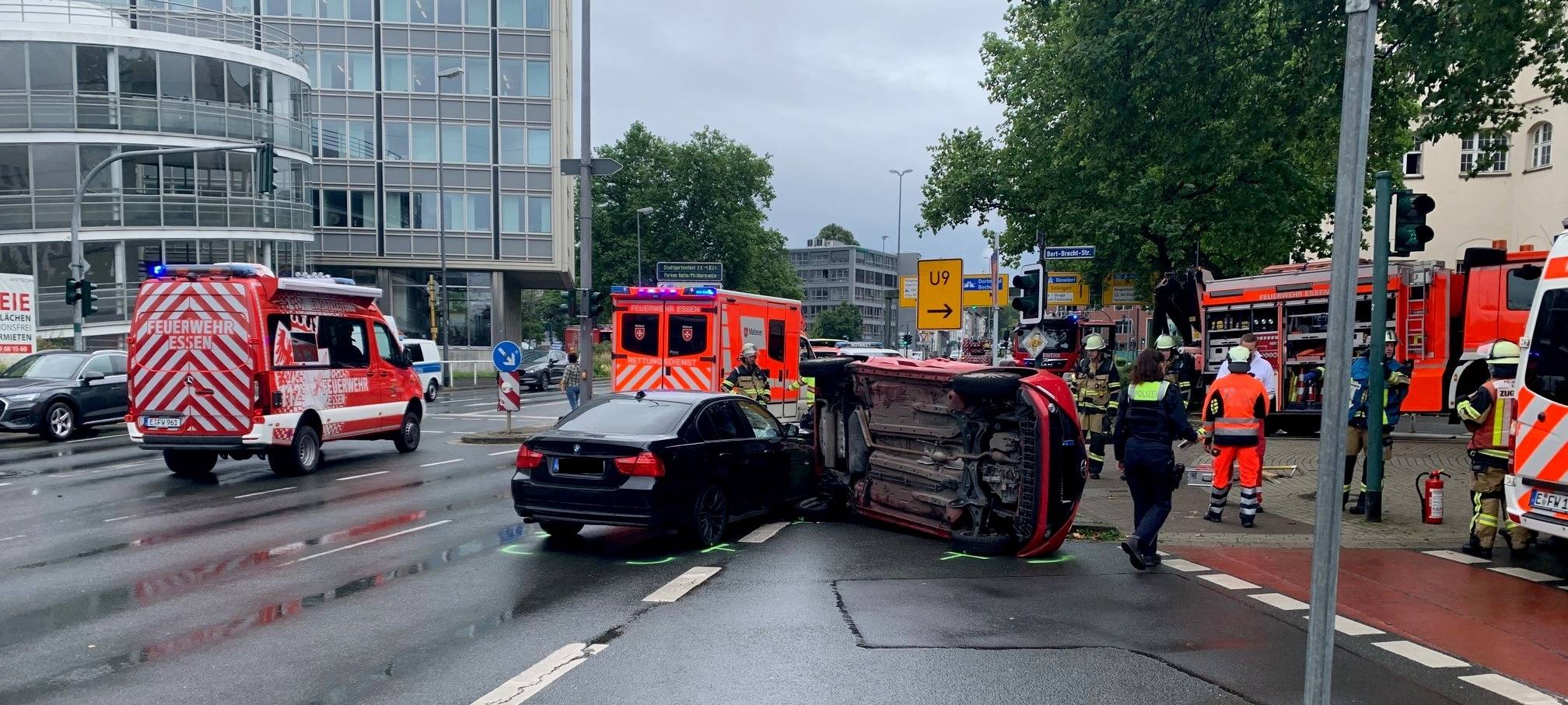 Schwerer Unfall in Essen: Auto auf der Seite