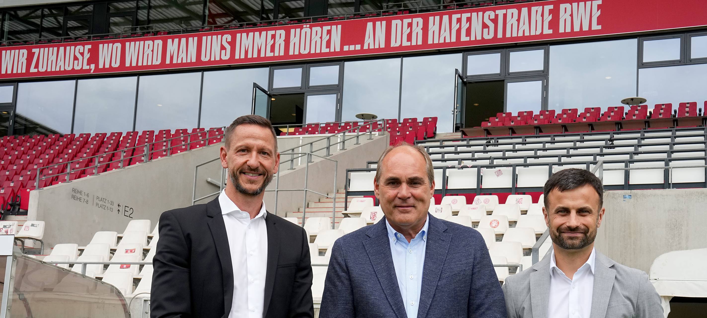 Marc-Nicolai Pfeifer, André Helf und Alexander Rang im Stadion an der Hafenstraße.
