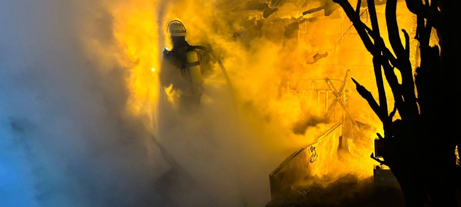 Feuerwehr Essen löscht komplizierten Brand an Bahngleisen