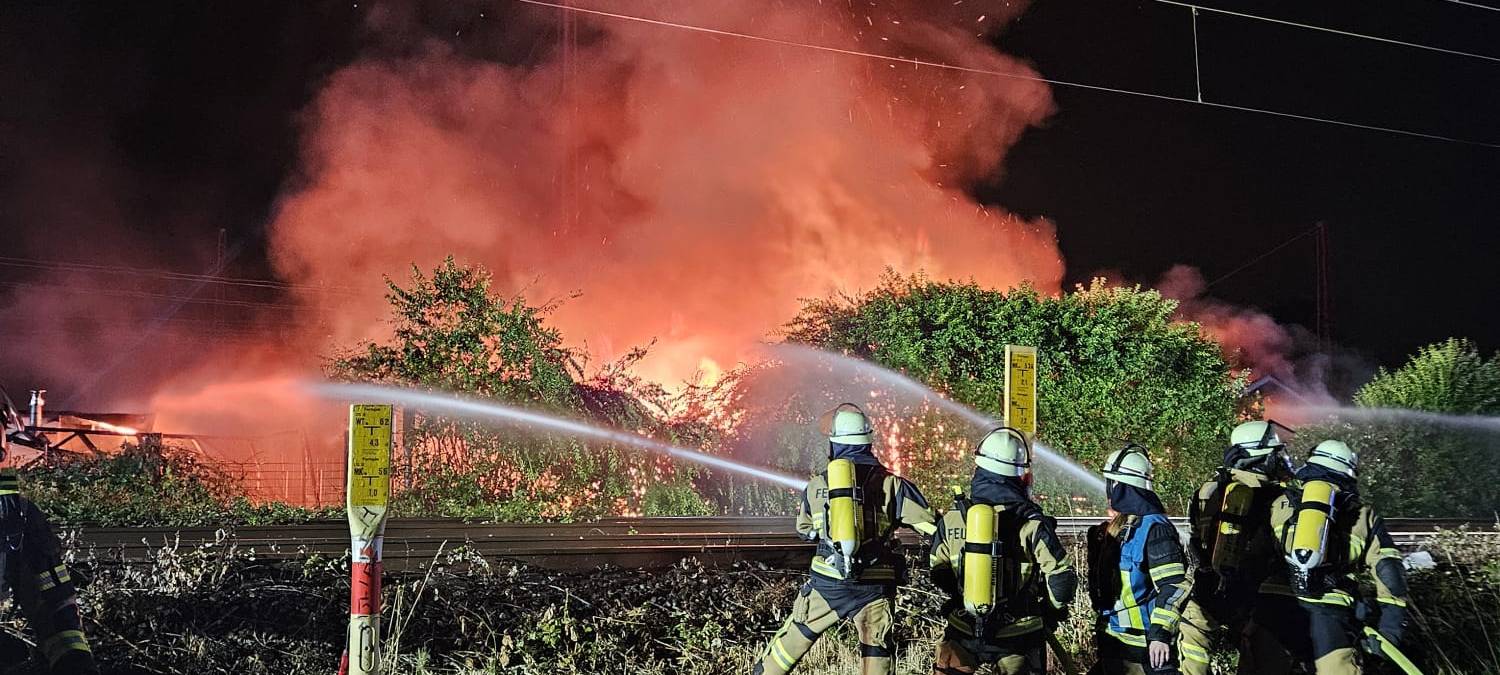 Feuerwehr Essen löscht komplizierten Brand an Bahngleisen