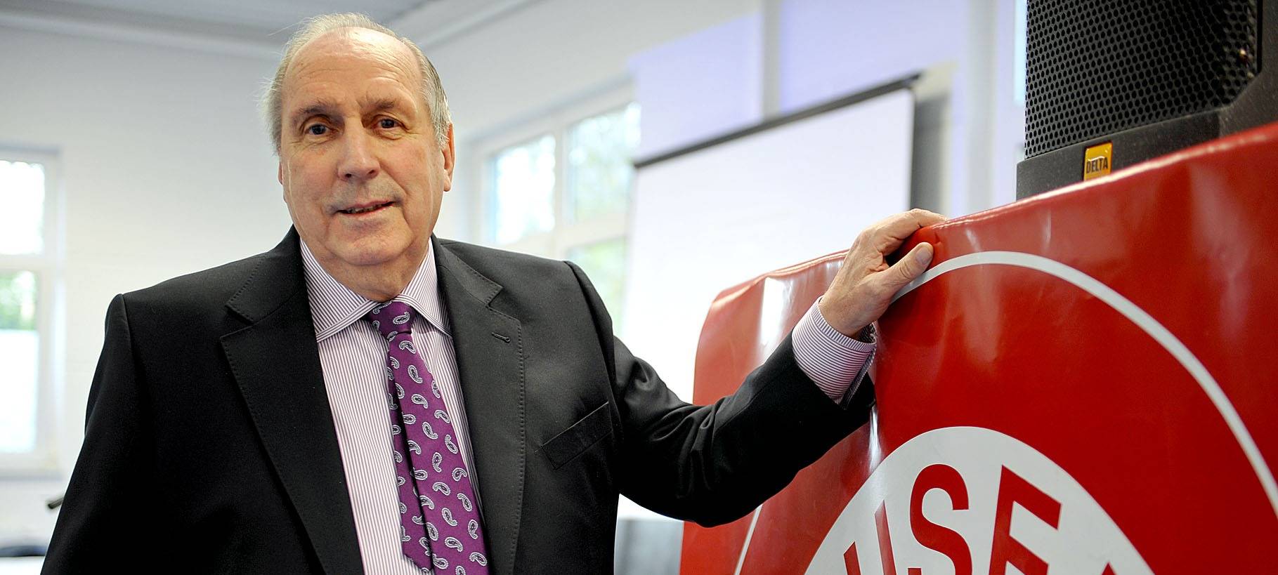 Klaus Schorn vor dem TUSEM-Logo im Jahr 2010.