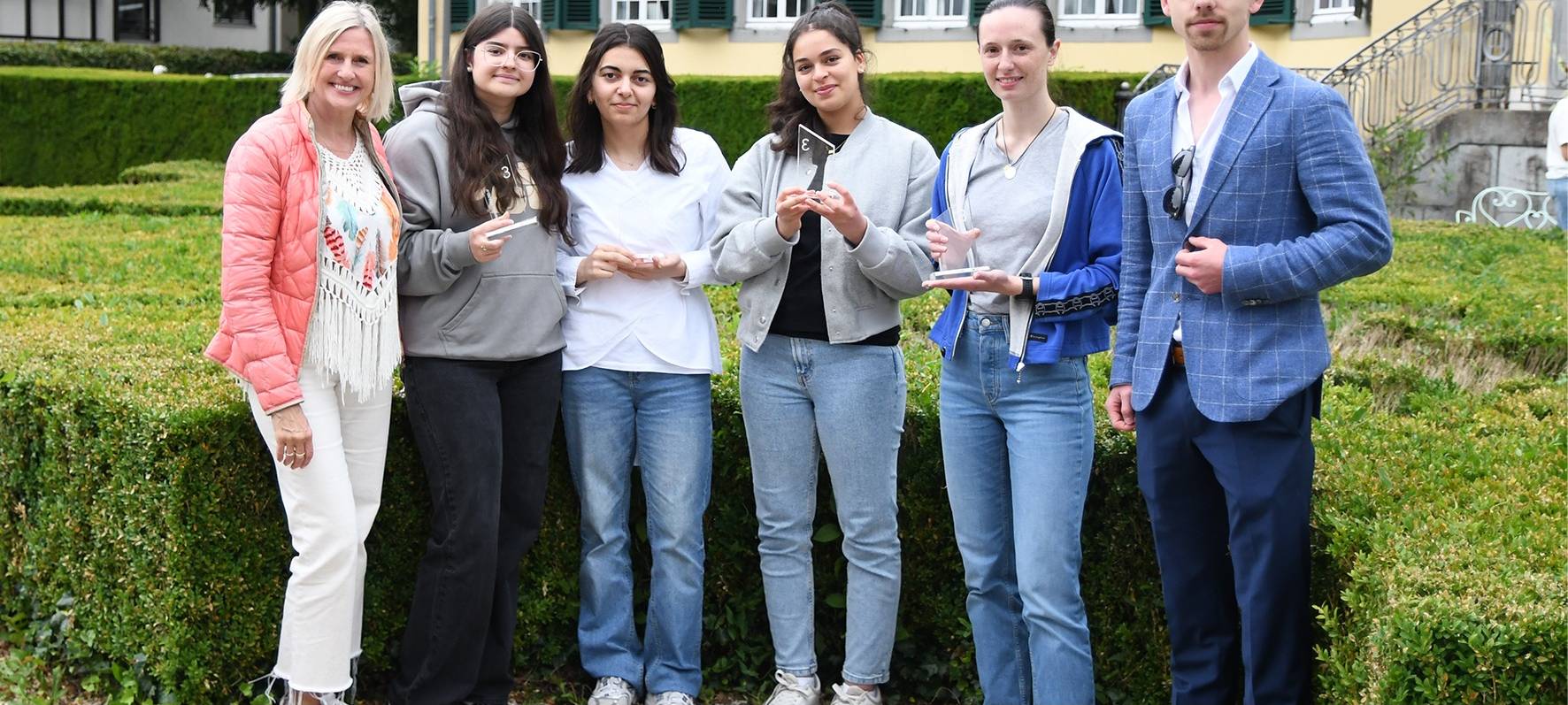 Schüler aus Essen bekommen Auszeichnung für nachhaltige Sitzbank