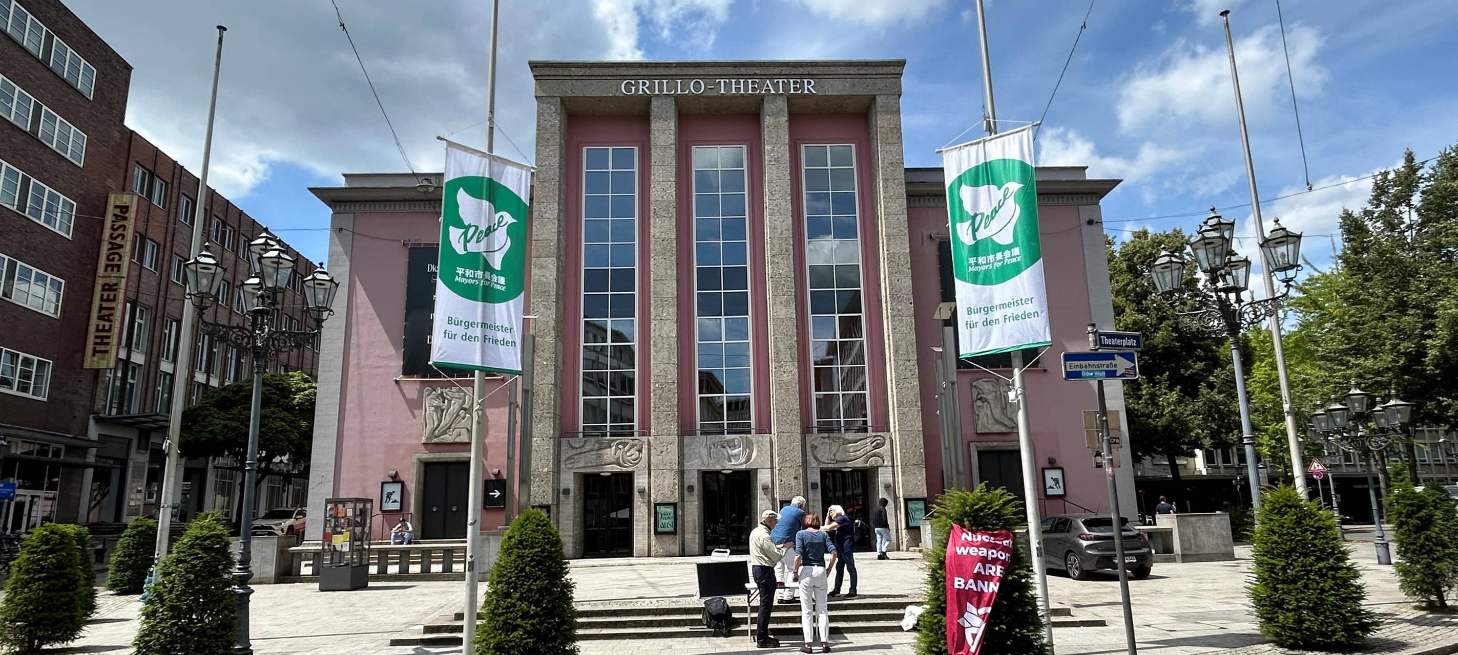 Essen setzt Zeichen für den Frieden: "Mayors for Peace"-Flagge gehisst