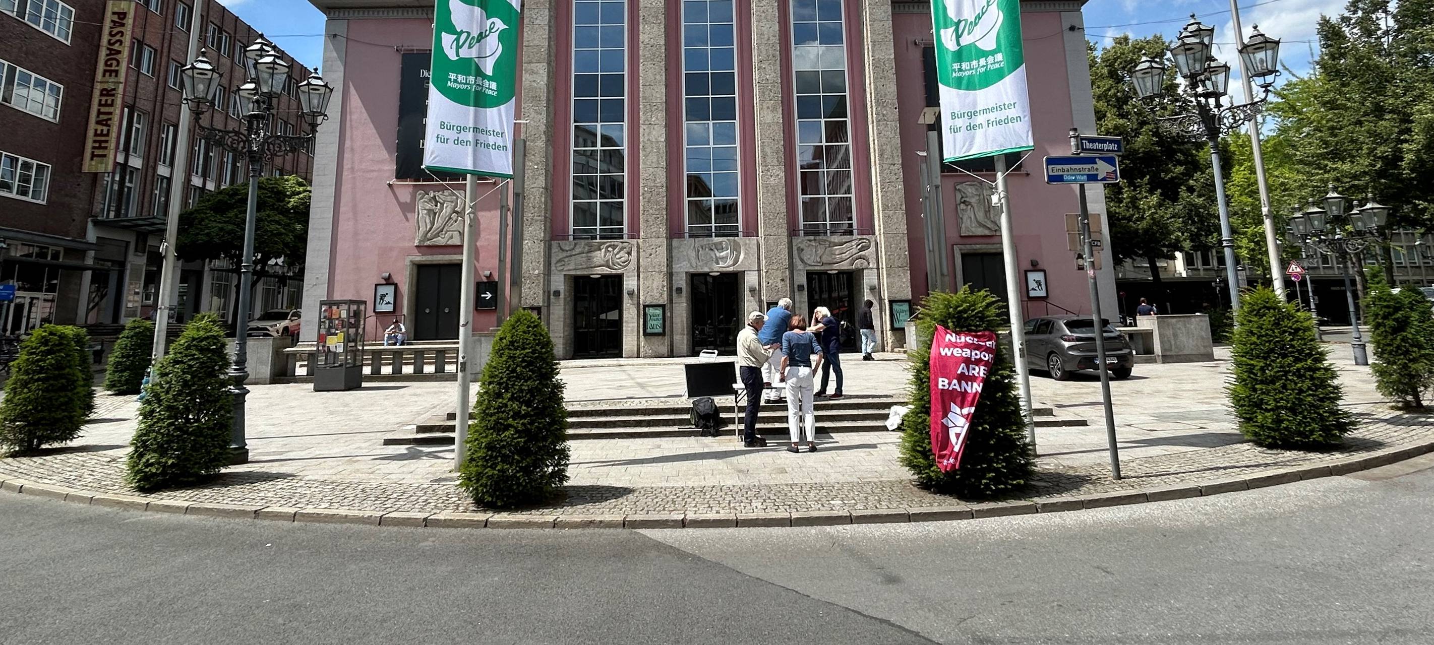 Essen setzt Zeichen für den Frieden: "Mayors for Peace"-Flagge gehisst