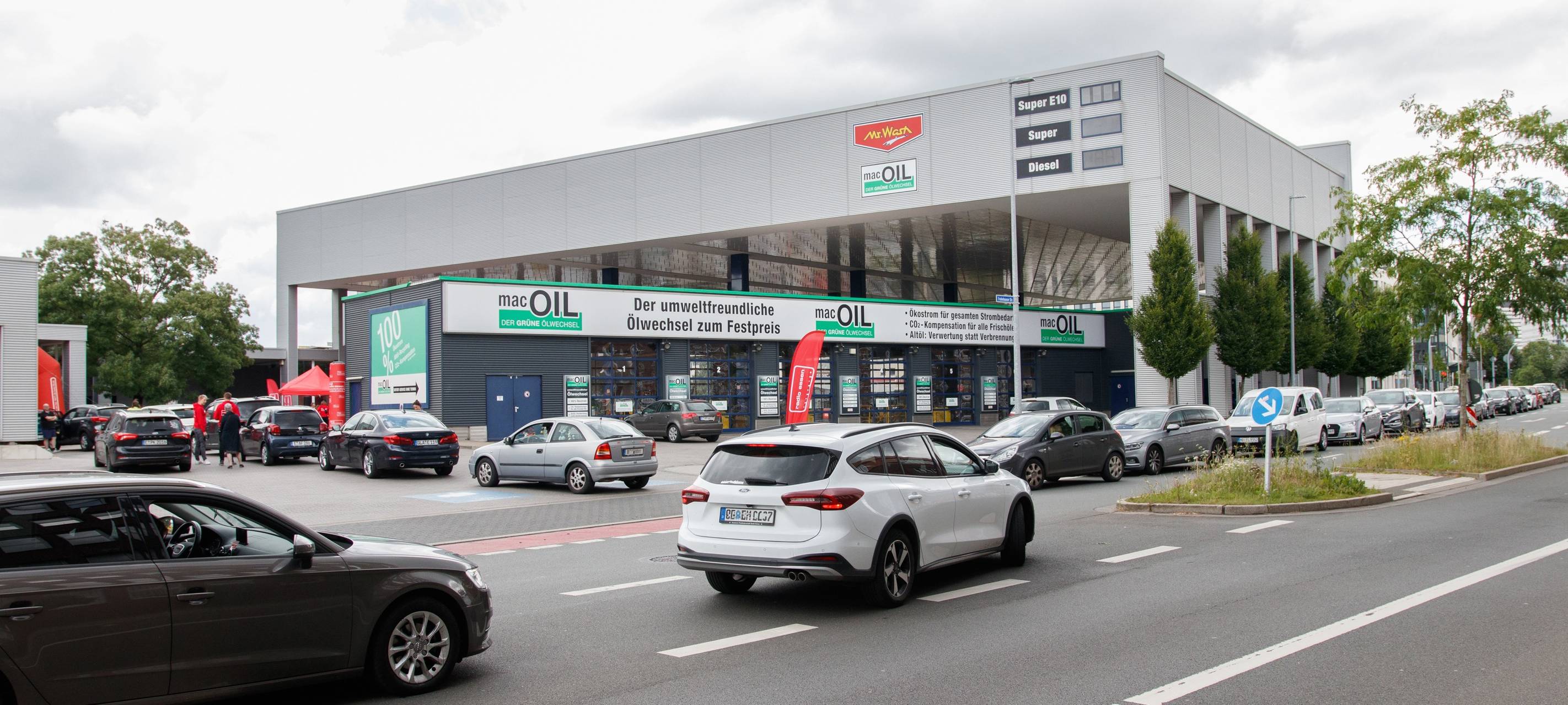 Der Radio Essen-Verkehrsmeldertag 2024: Zwischen Waschstraße und Kuchen-Buffet