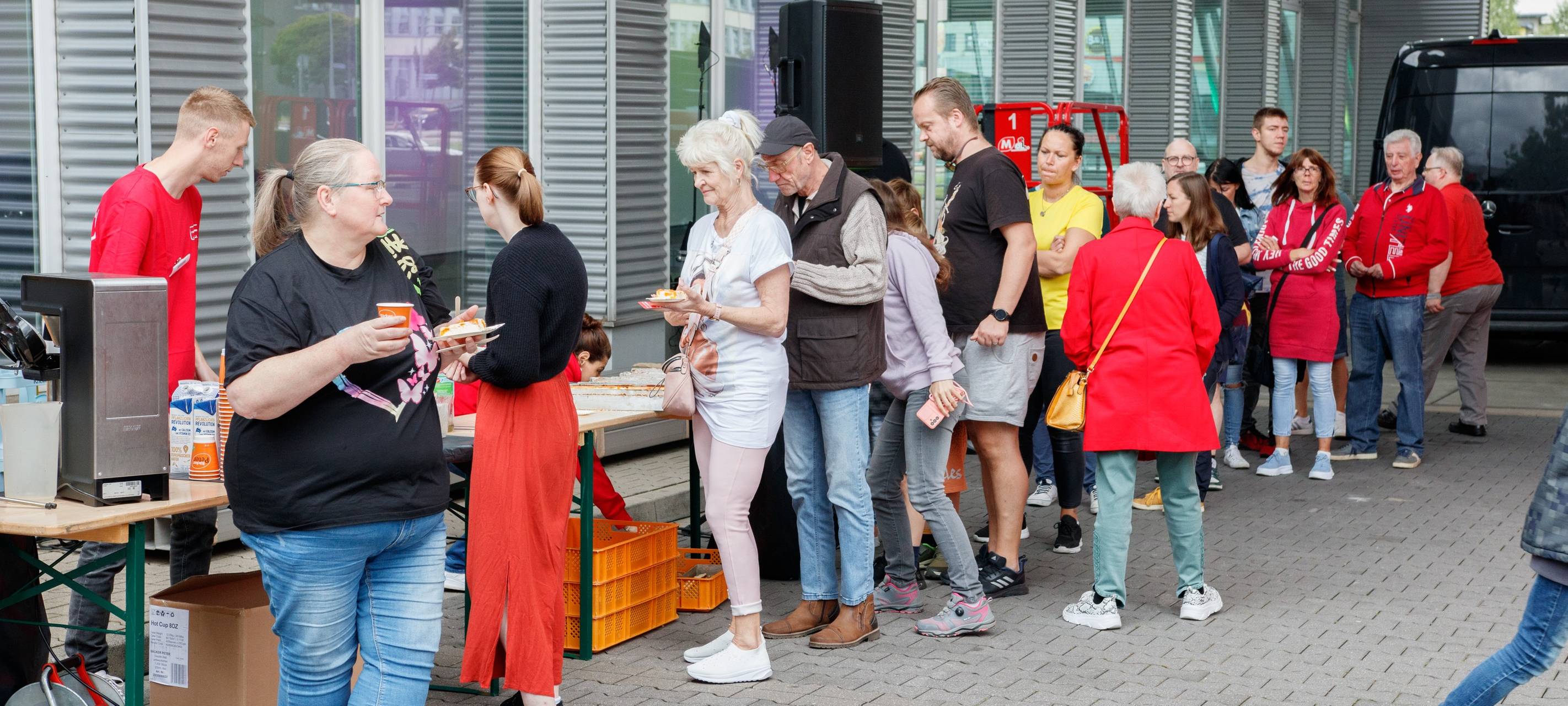 Der Radio Essen-Verkehrsmeldertag 2024: Zwischen Waschstraße und Kuchen-Buffet