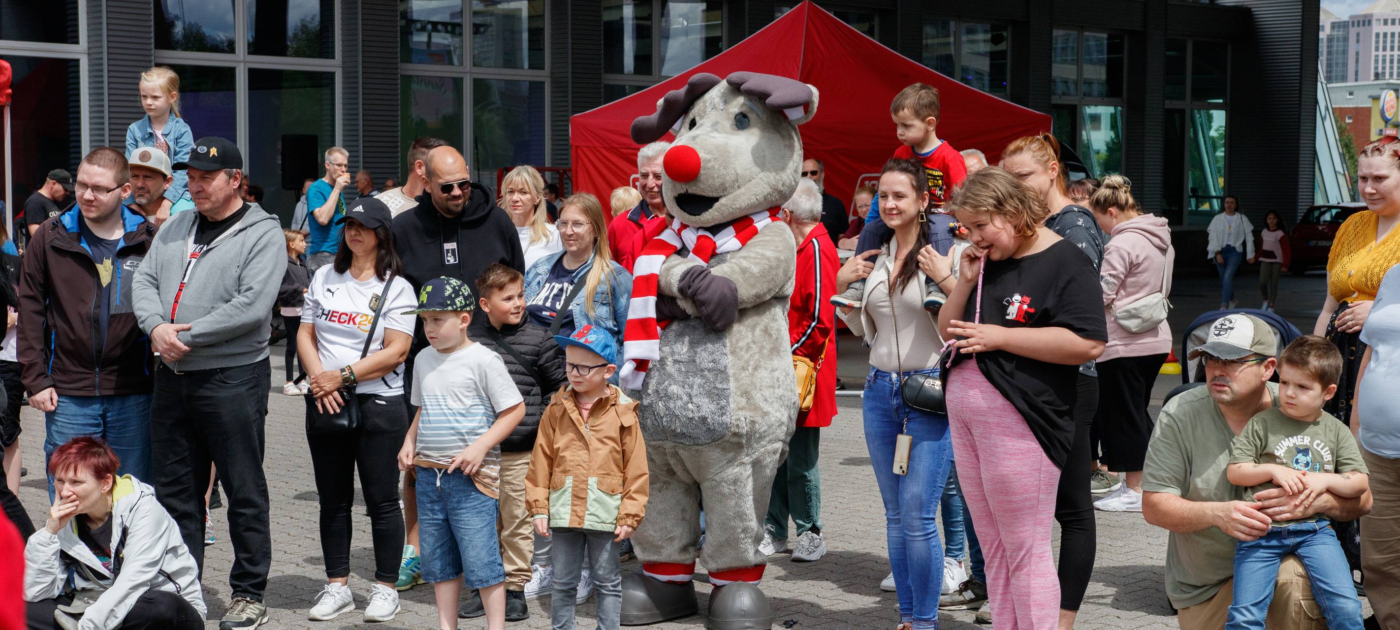 Der Radio Essen-Verkehrsmeldertag 2024: Zwischen Waschstraße und Kuchen-Buffet