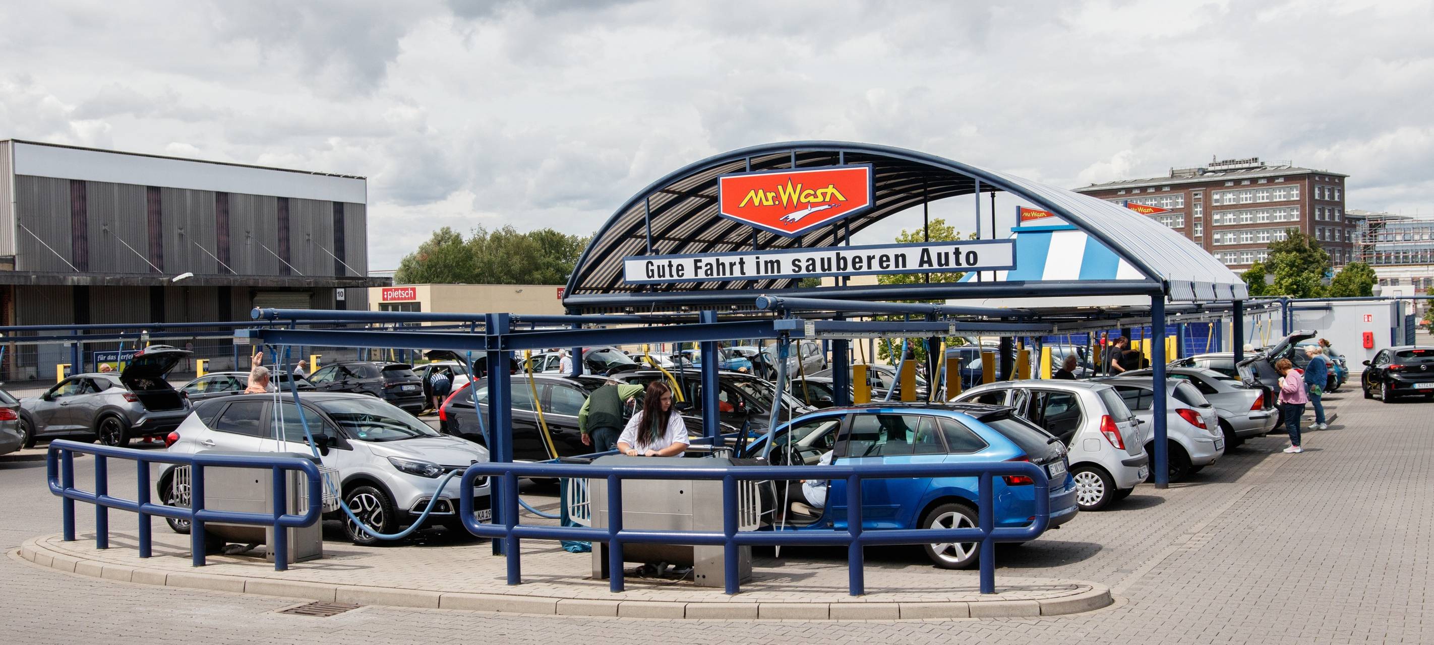 Der Radio Essen-Verkehrsmeldertag 2024: Zwischen Waschstraße und Kuchen-Buffet