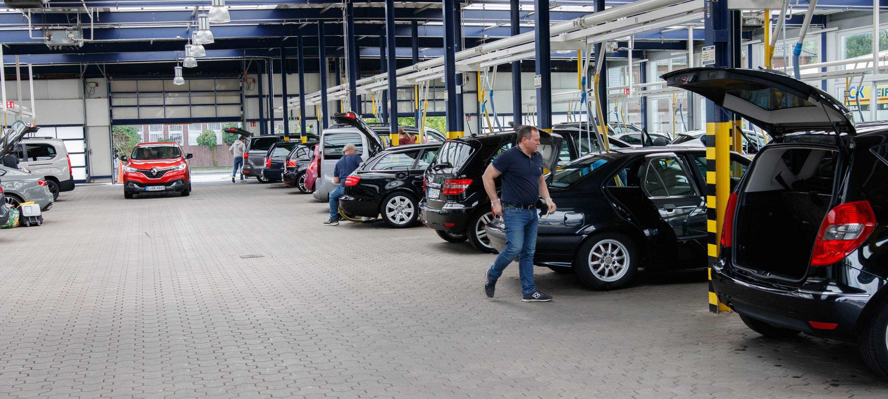 Der Radio Essen-Verkehrsmeldertag 2024: Zwischen Waschstraße und Kuchen-Buffet