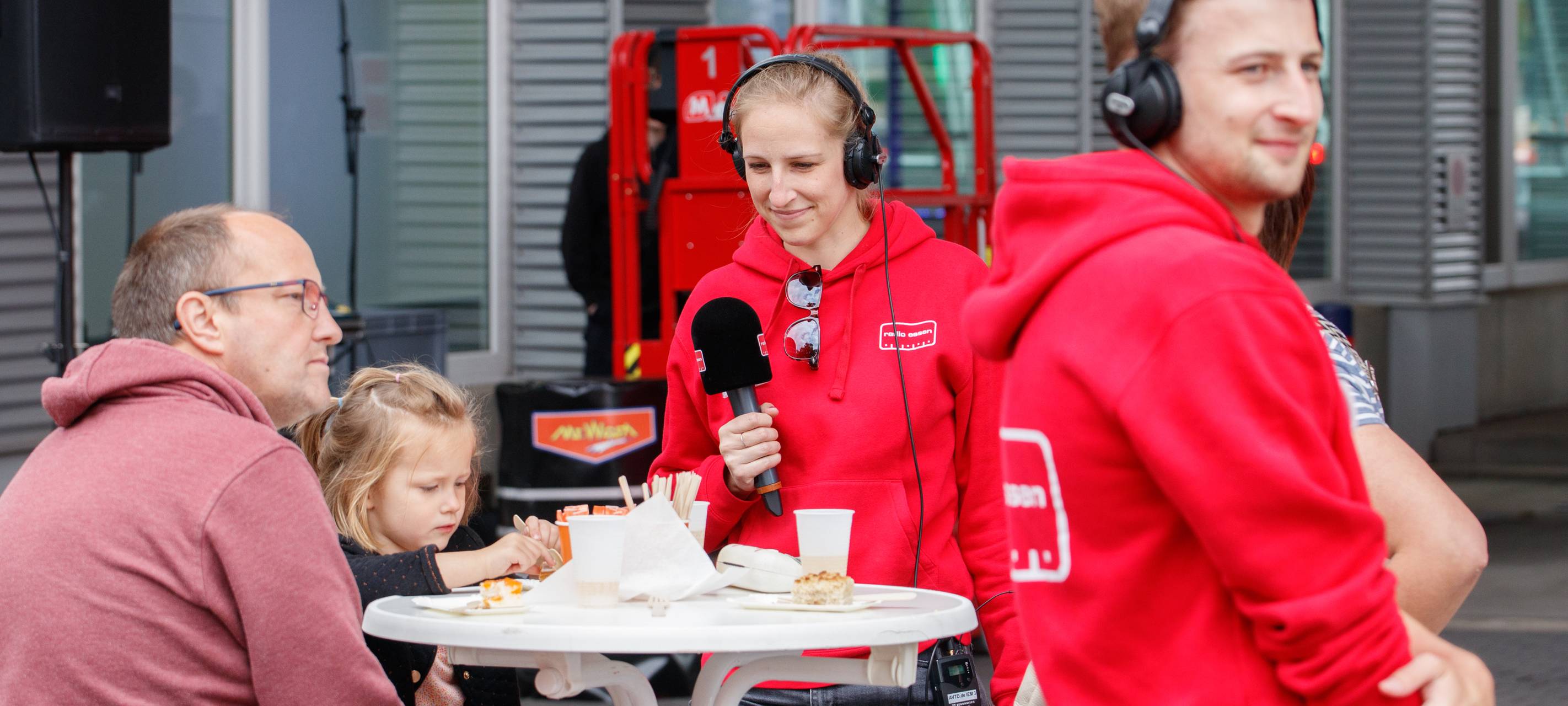 Der Radio Essen-Verkehrsmeldertag 2024: Zwischen Waschstraße und Kuchen-Buffet