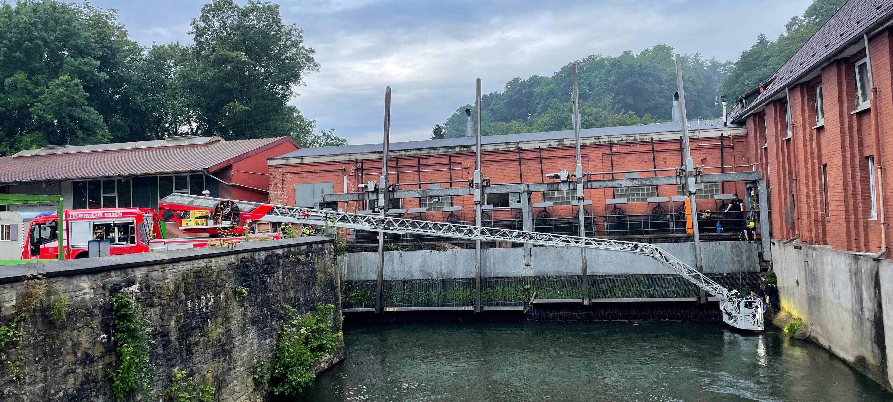 Dramatischer Feuerwehr-Einsatz in Essen: Frau treibt in Wasser am Stauwehr