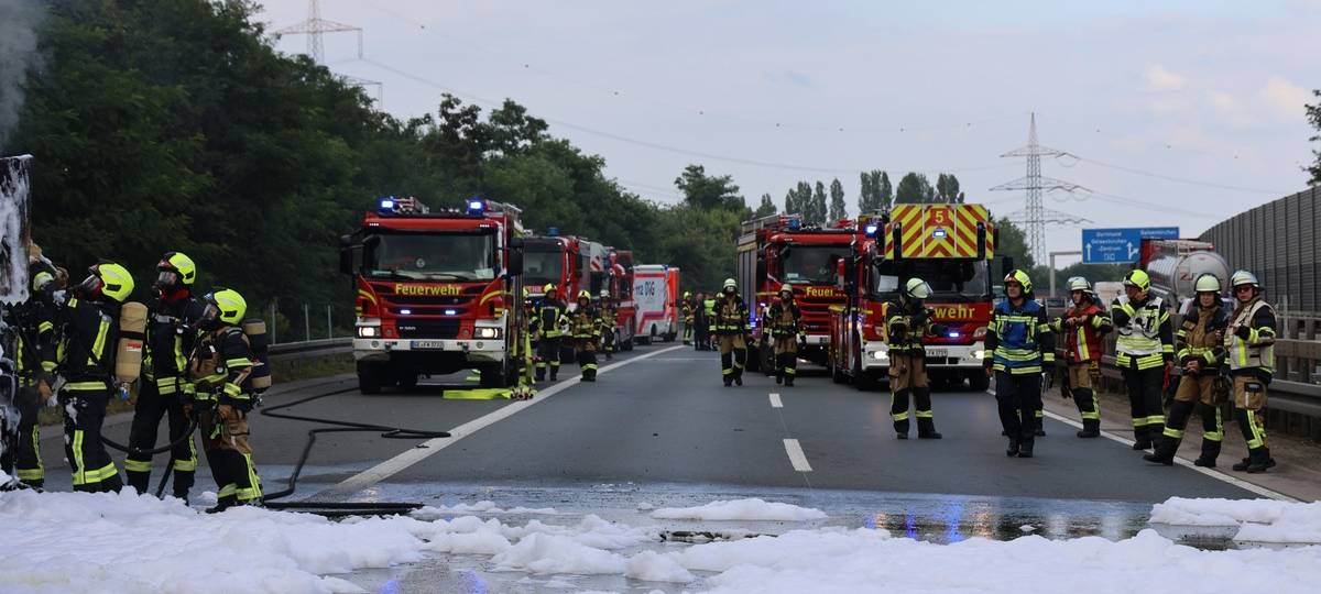 Autobahnsperrung in Essen - Autokran steht in Flammen