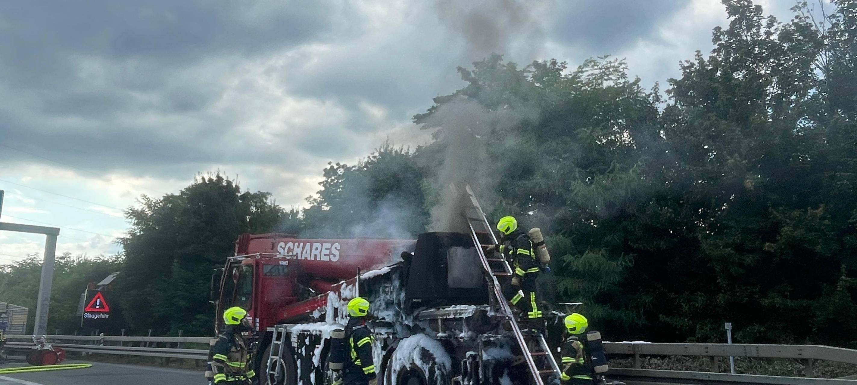 Autobahnsperrung in Essen - Autokran steht in Flammen
