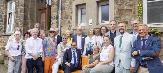 Orangene Bank in Essen gegen Gewalt an Frauen