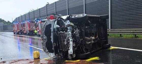 Kleintransporter in Essen landet auf der Seite