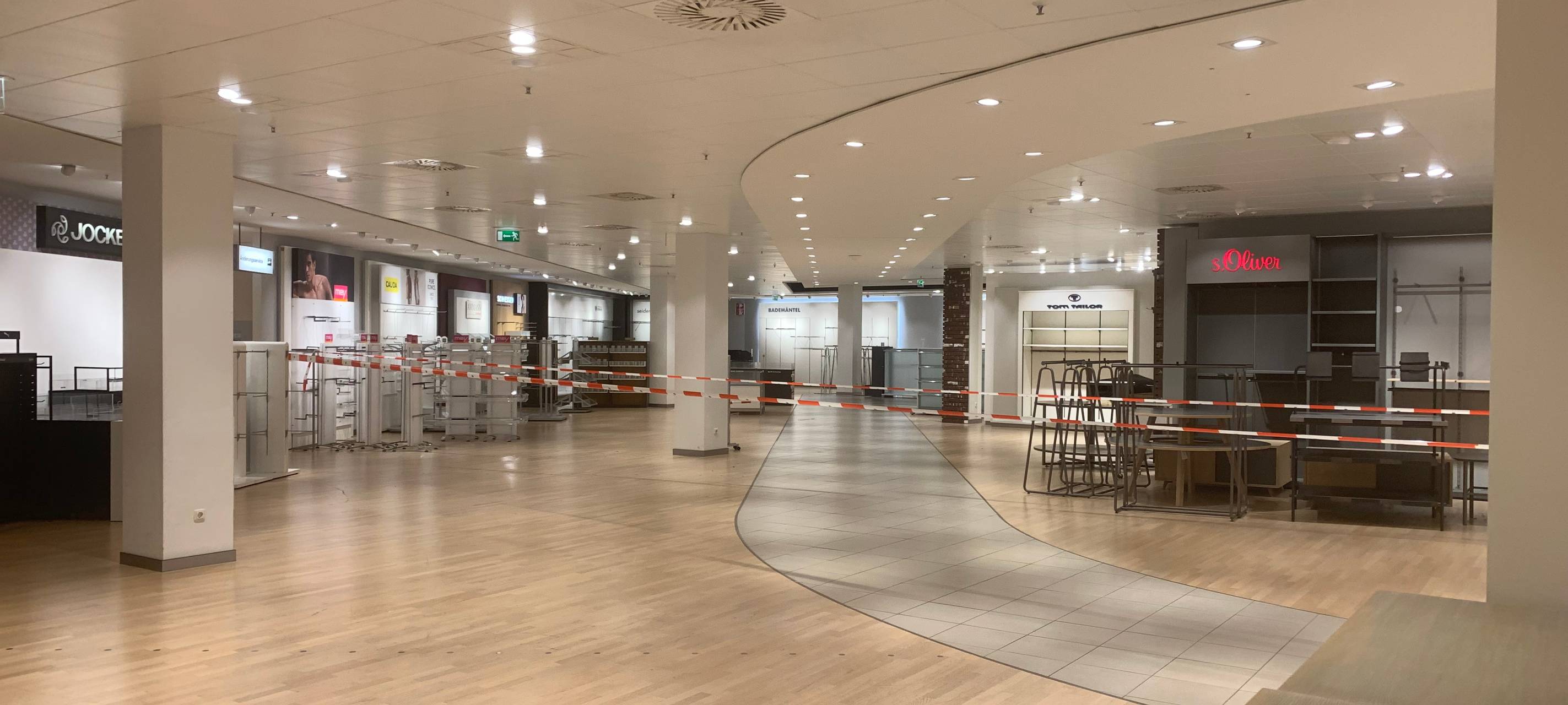 Galeria in Essen schließt: Leere Regale und Rabatte