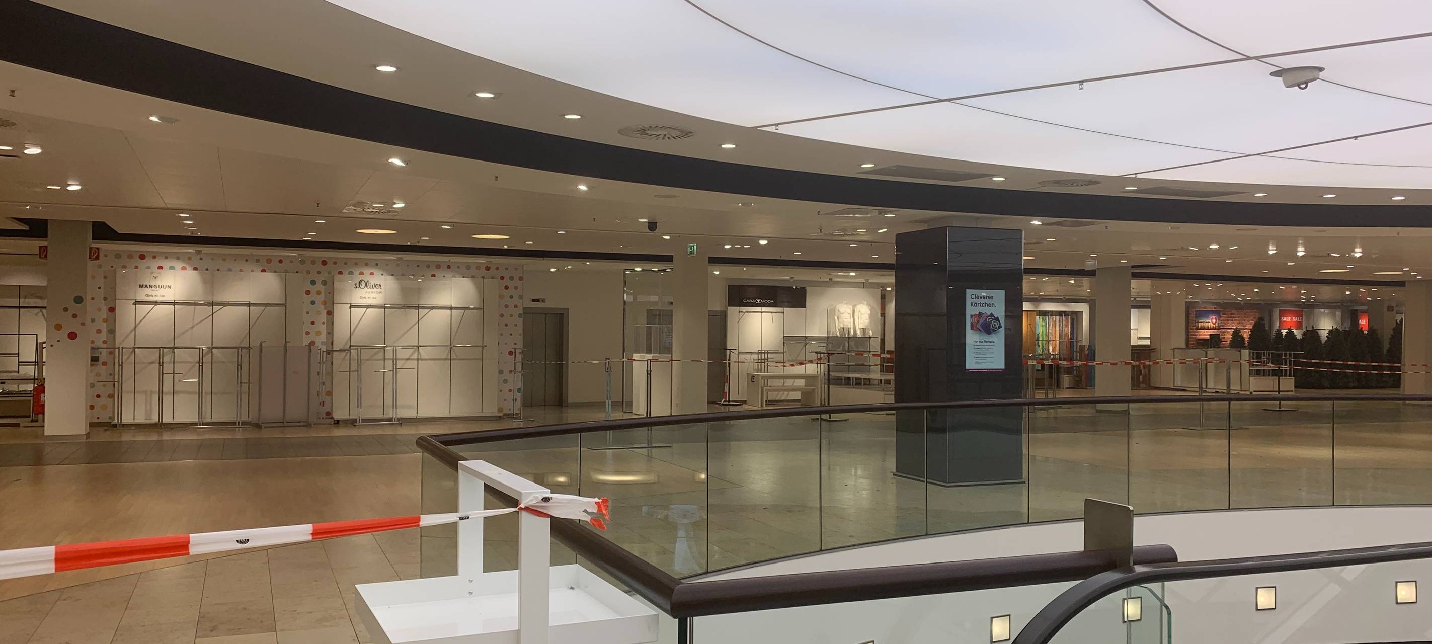 Galeria in Essen schließt: Leere Regale und Rabatte