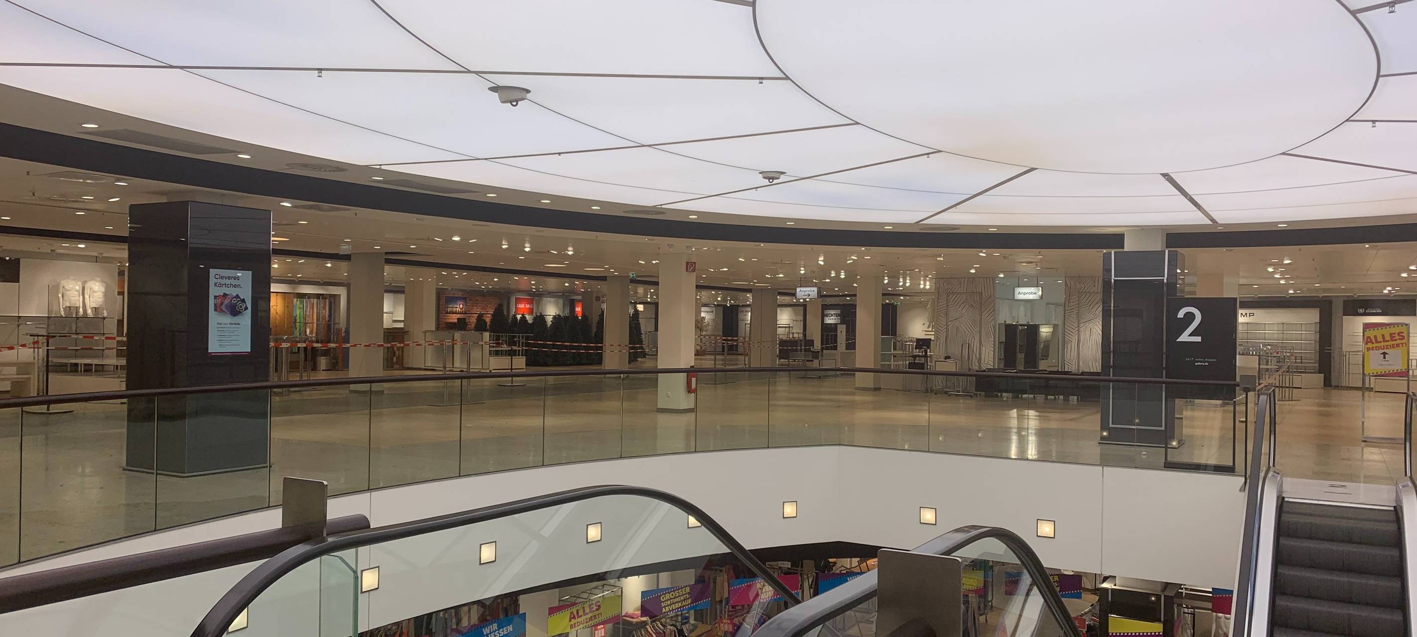 Galeria in Essen schließt: Leere Regale und Rabatte