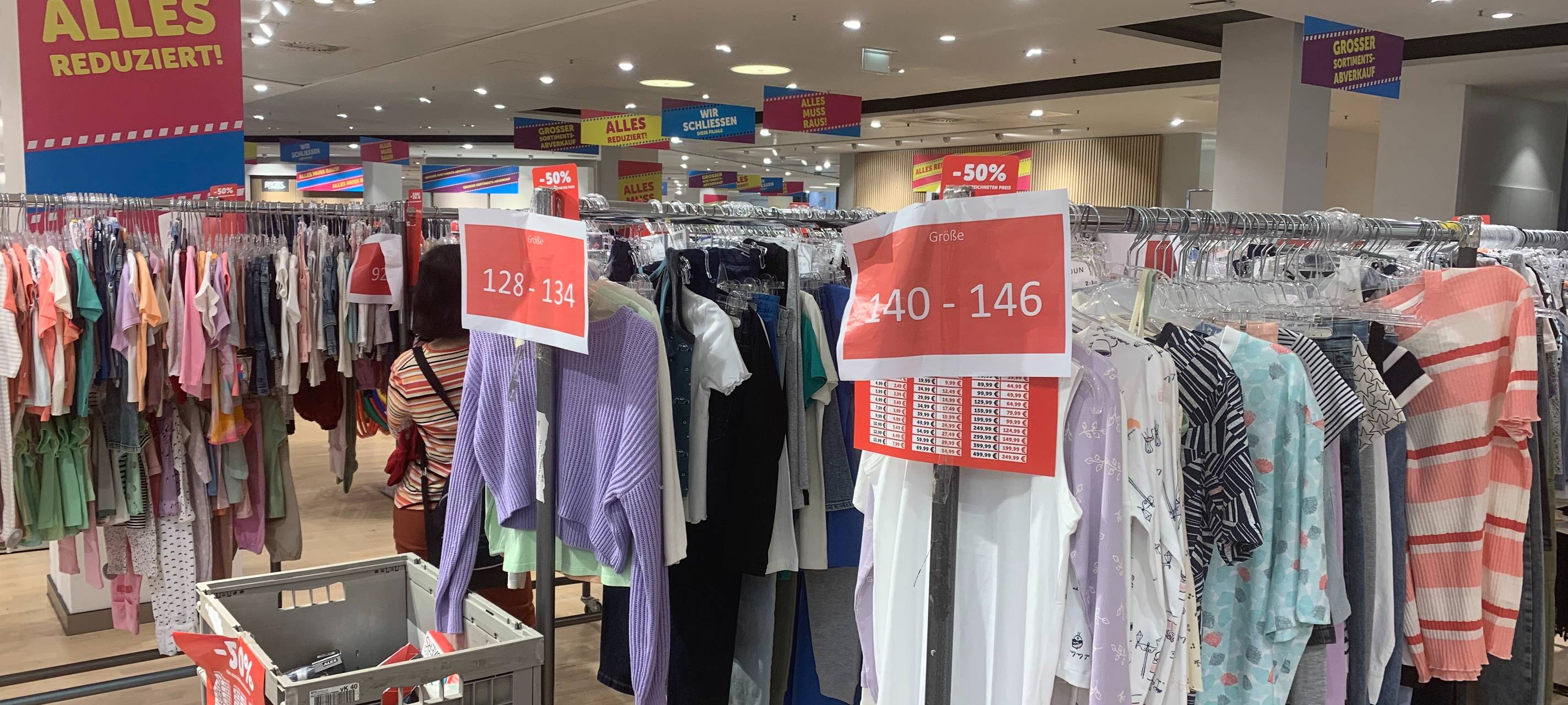 Galeria in Essen schließt: Leere Regale und Rabatte