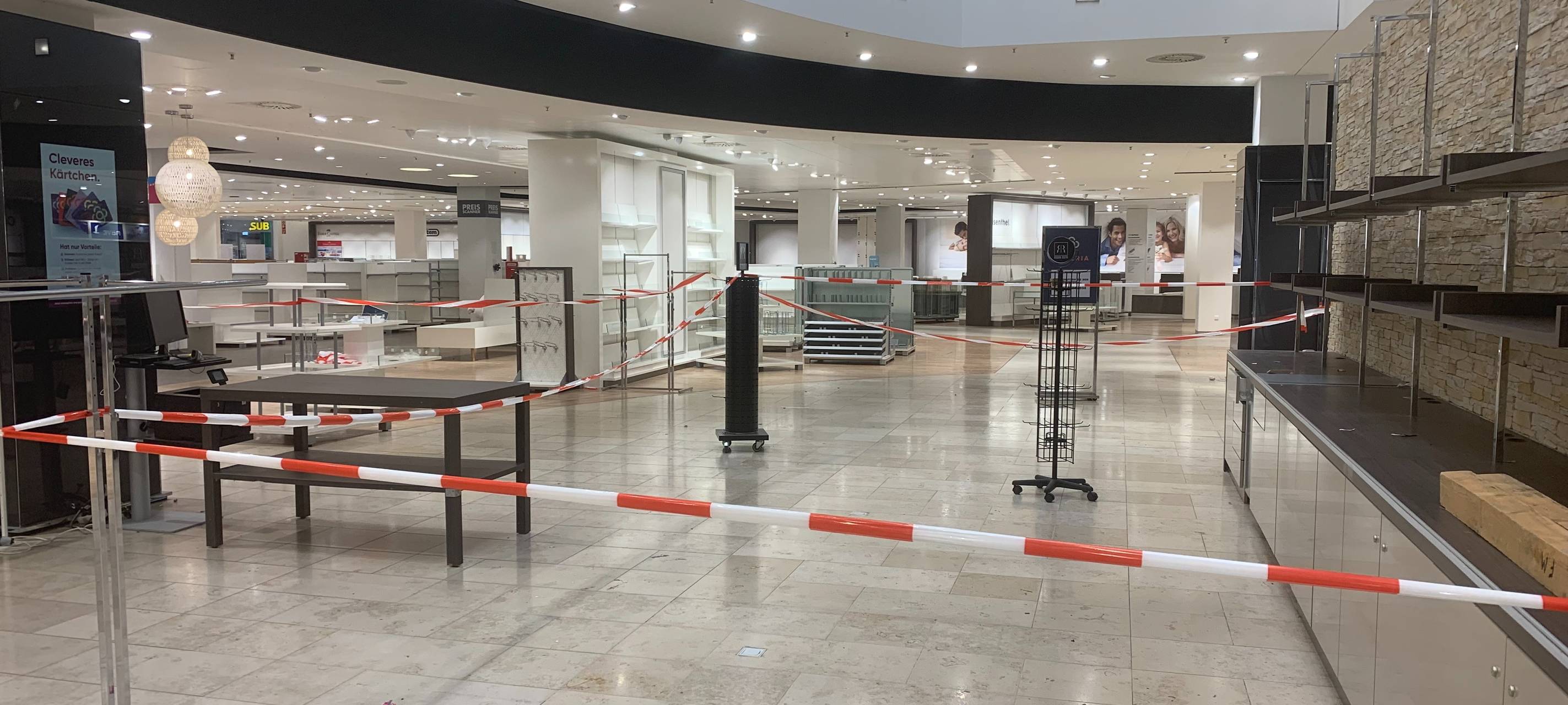 Galeria in Essen schließt: Leere Regale und Rabatte