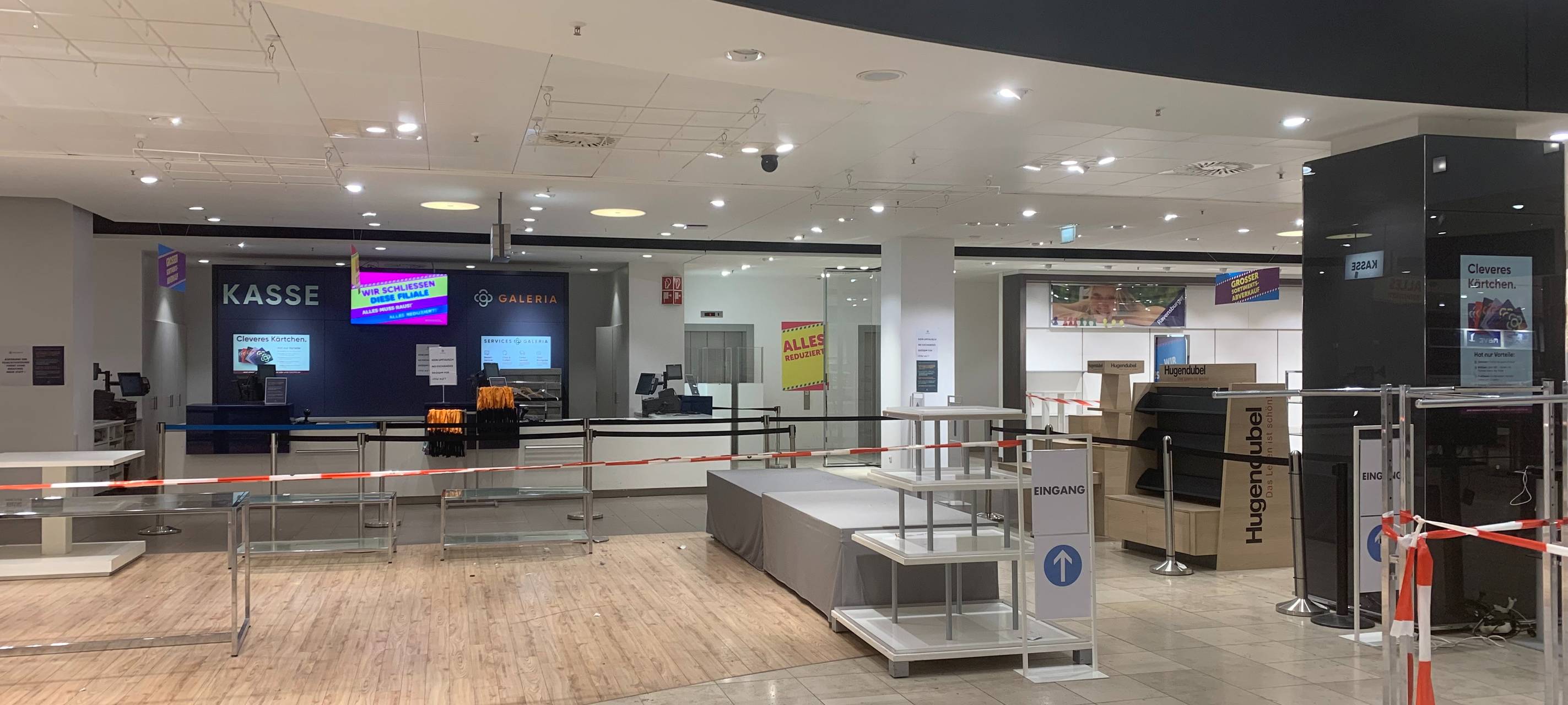 Galeria in Essen schließt: Leere Regale und Rabatte