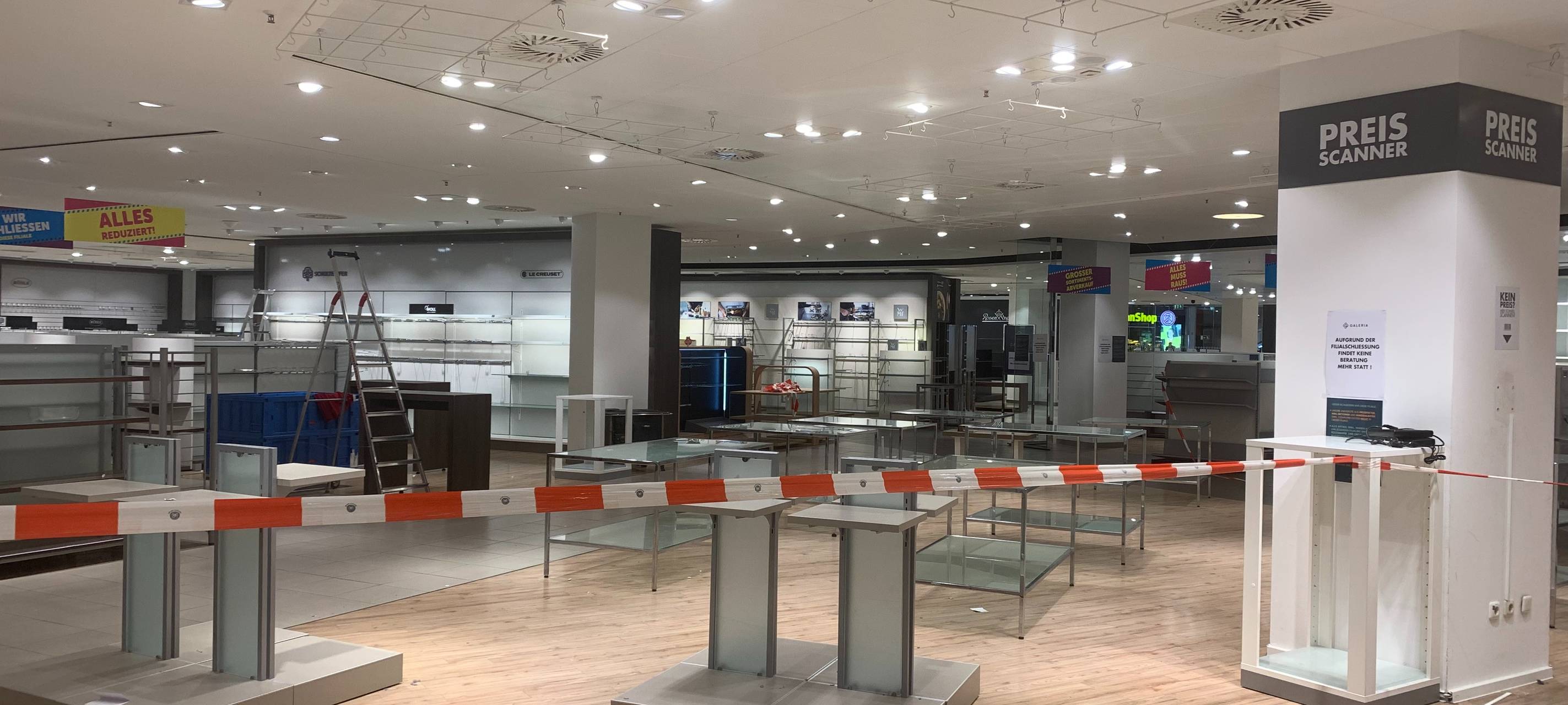 Galeria in Essen schließt: Leere Regale und Rabatte