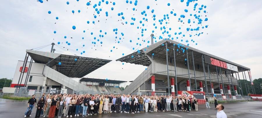 Die neuen Azubis für 2024 bei der Stadt Essen wurden mit Luftballons begrüßt.