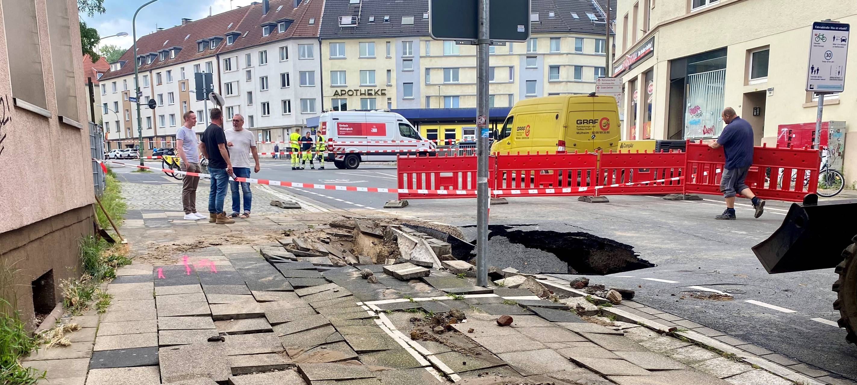 Straße in Essen nach Rohrbruch endlich wieder frei