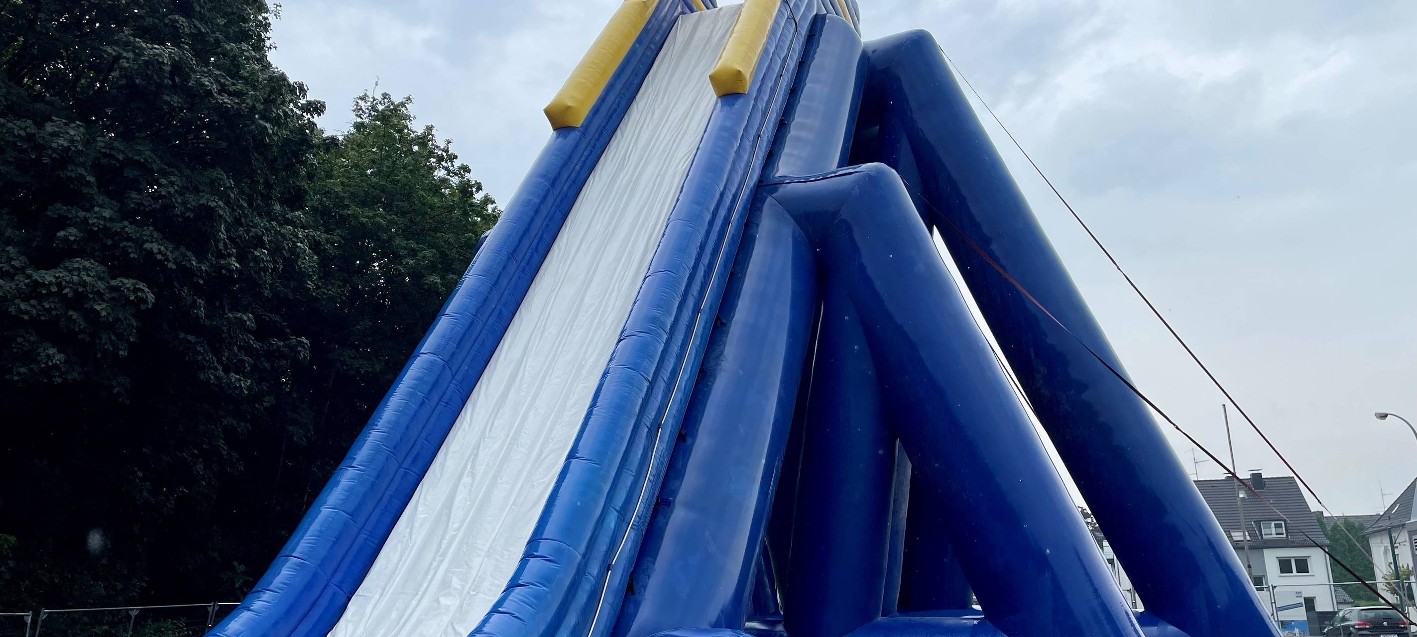 In Essen steht die größte mobile Wasser-Rutsche Europas - Traut Ihr Euch?