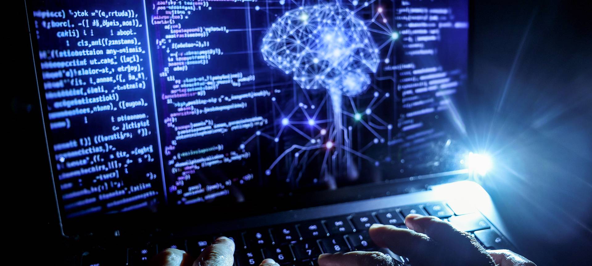 Datenströme auf einem PC-Bildschirm sind zu erkennen. Es ist eine Art Symbolbild für Künstliche Intelligenz.