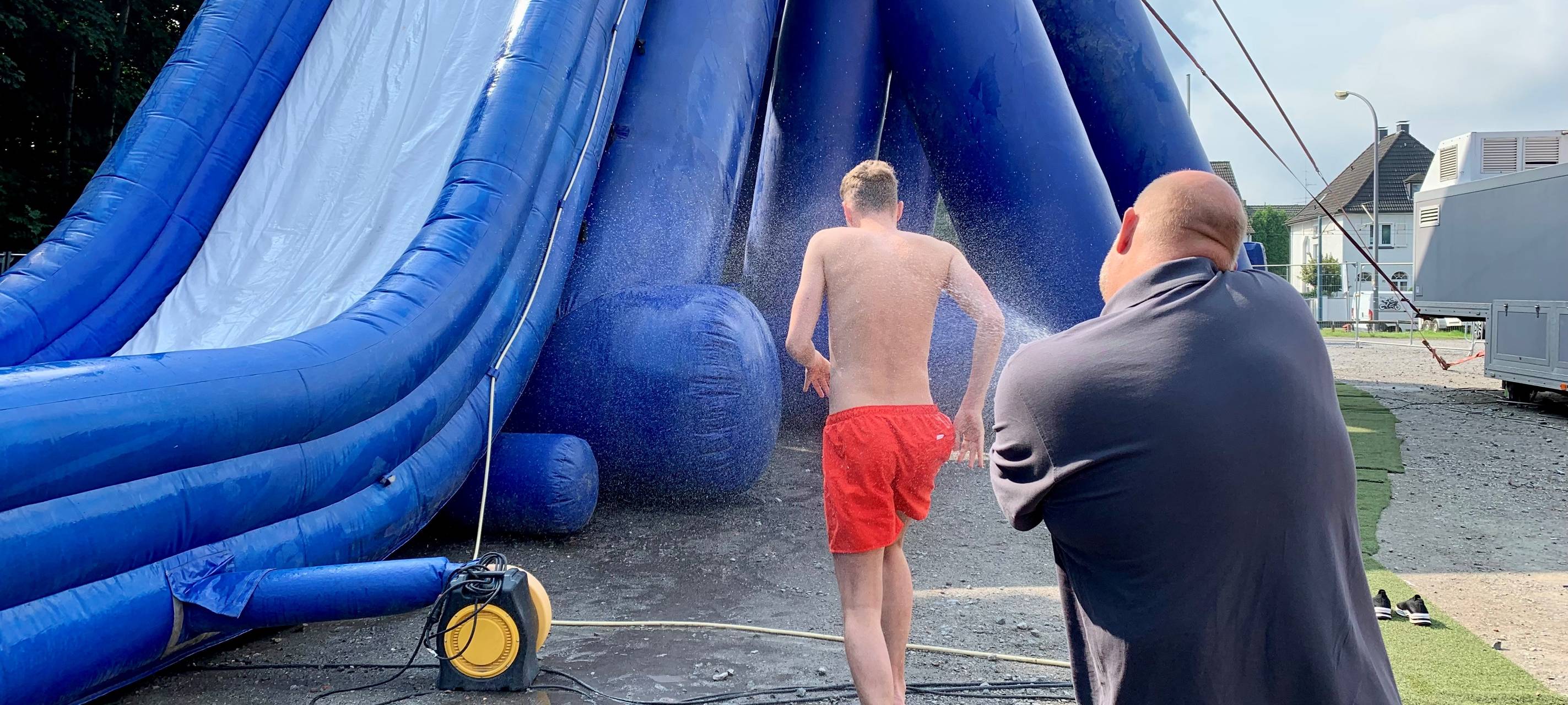 In Essen steht die größte mobile Wasser-Rutsche Europas - Traut Ihr Euch?