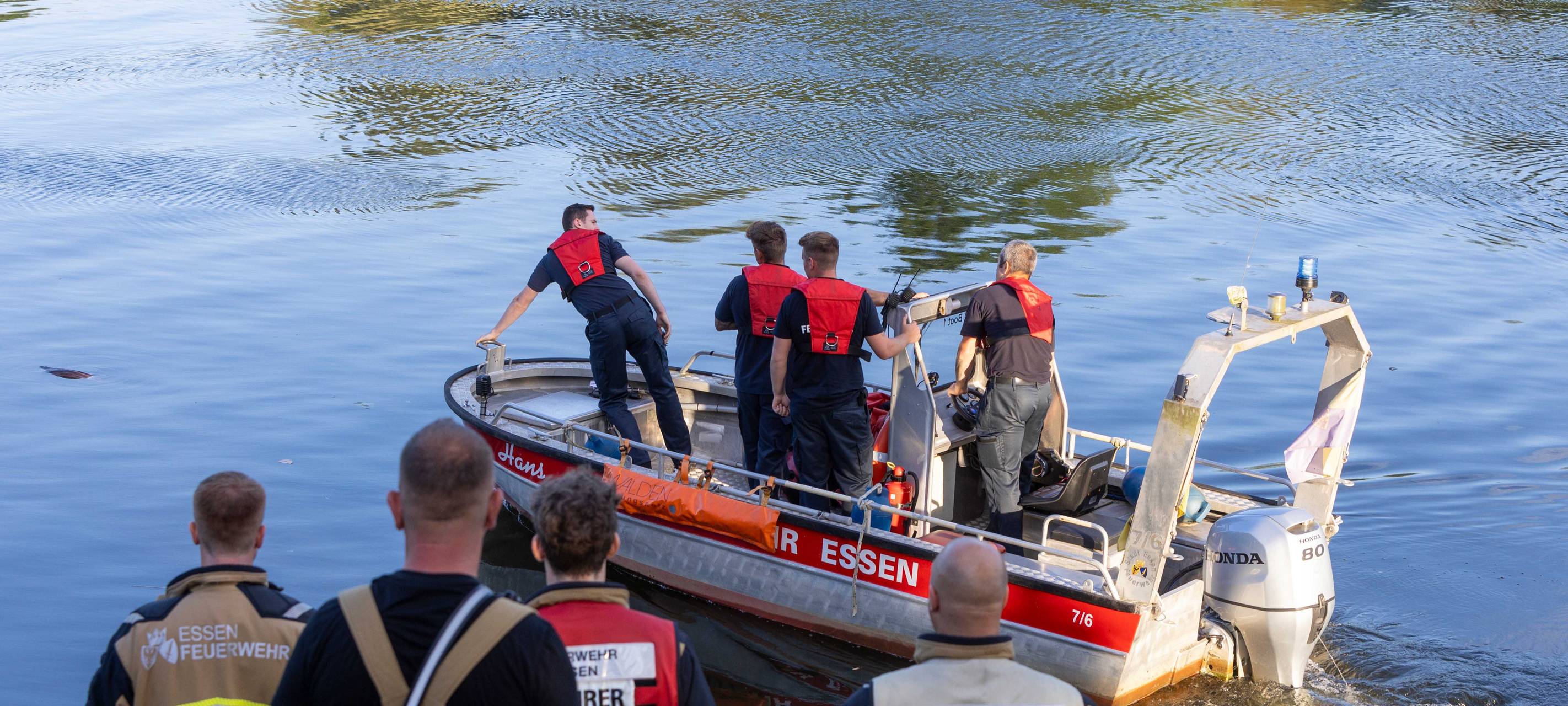 Polizei und Feuerwehr Essen suchen Person in der Ruhr