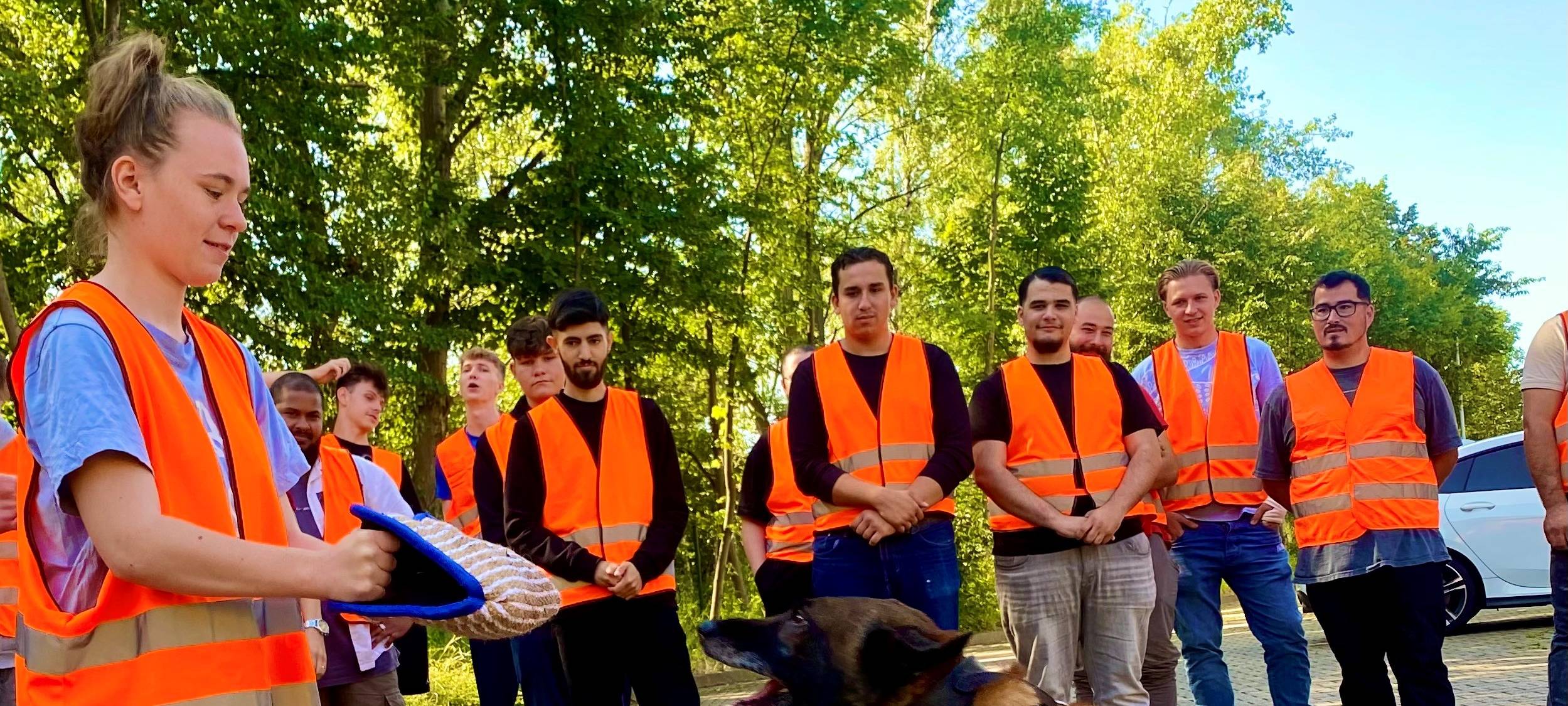 Post in Essen trainiert Azubis gegen Hundeattacken