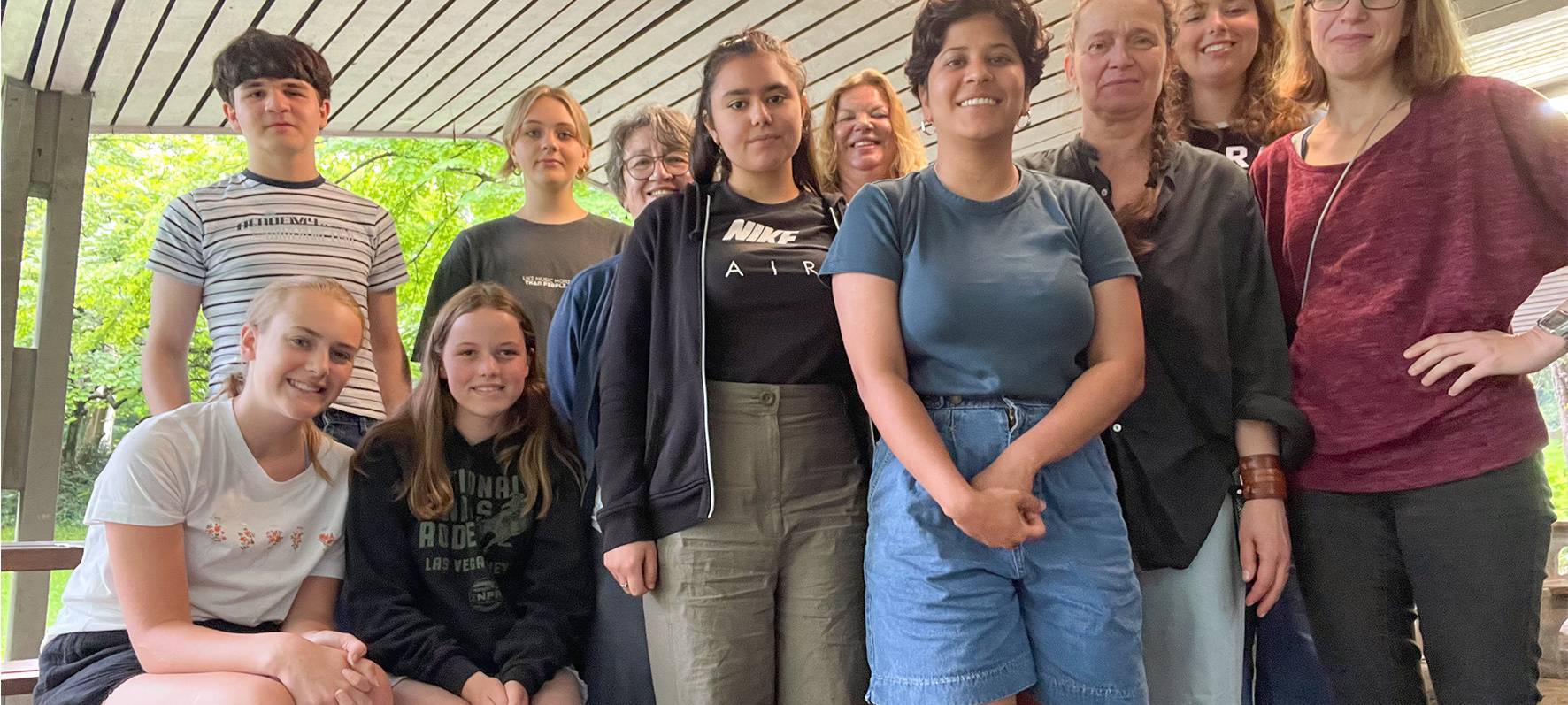 Jugendliche in Essen lernen kreatives Schreiben